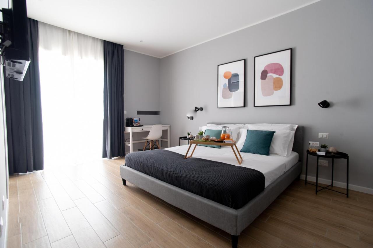 Zimmer mit Kingsize-Bett und Balkon