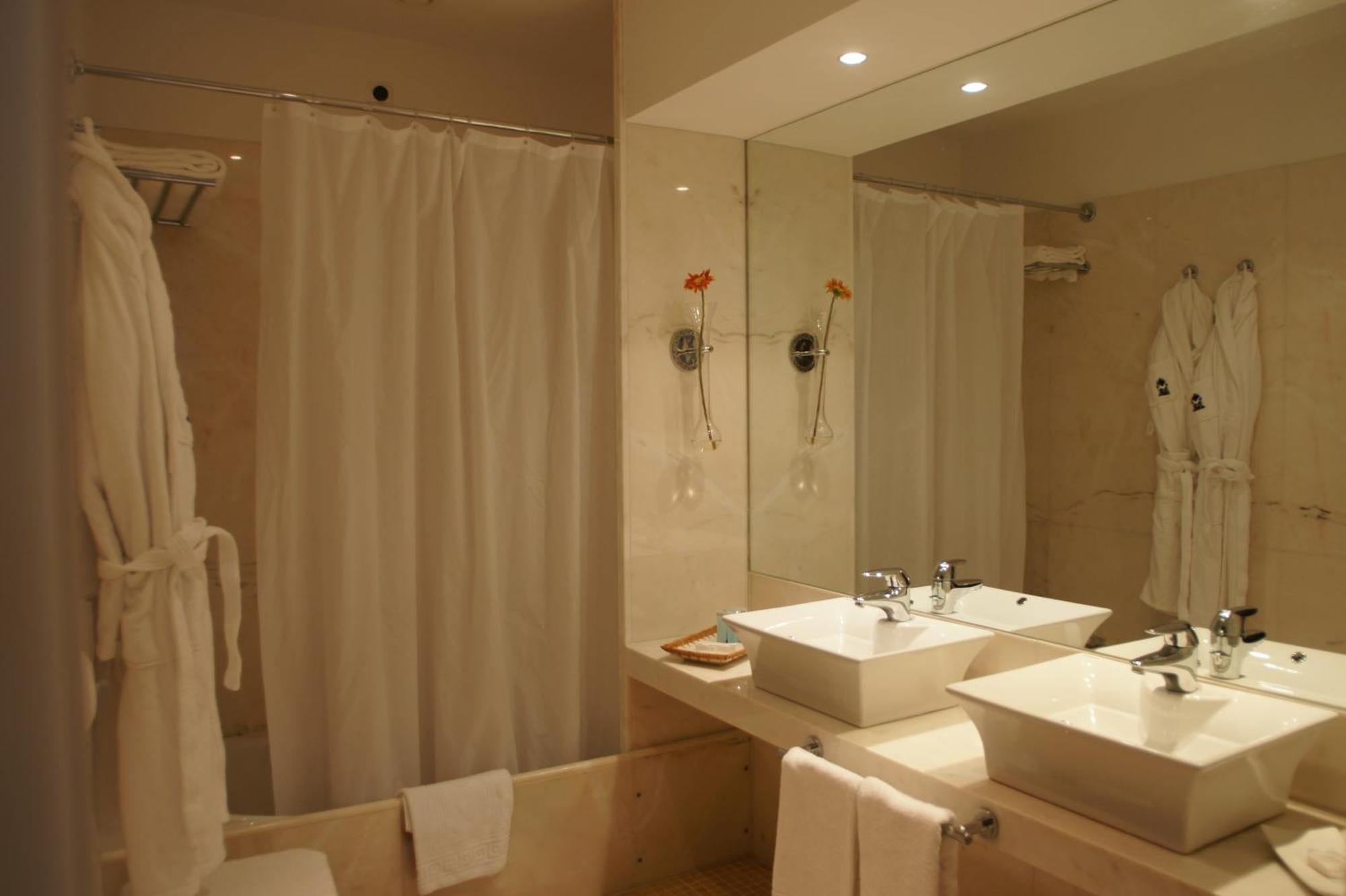 Superior Double or Twin Room,943417390:JPEG