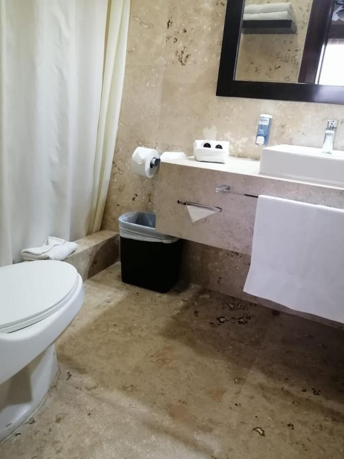 Habitación con cama grande y balcón