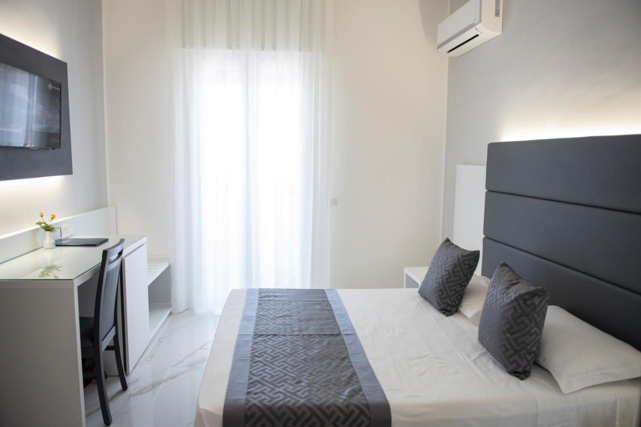 Doppelzimmer mit Balkon und Meerblick
