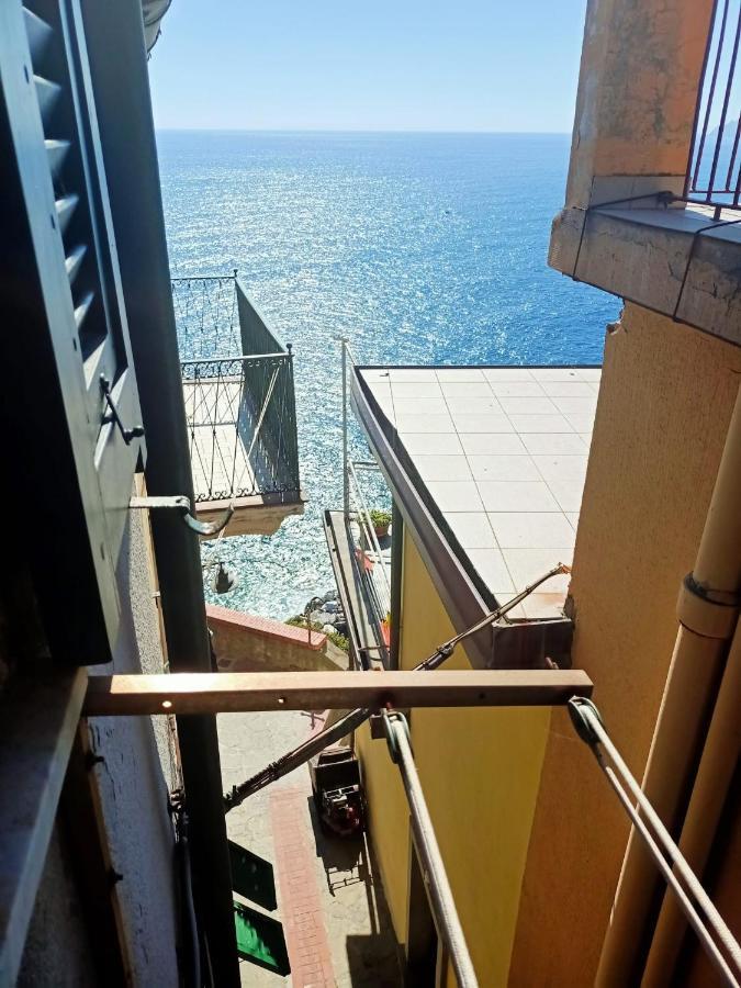 Deluxe Double Room with Side Sea View