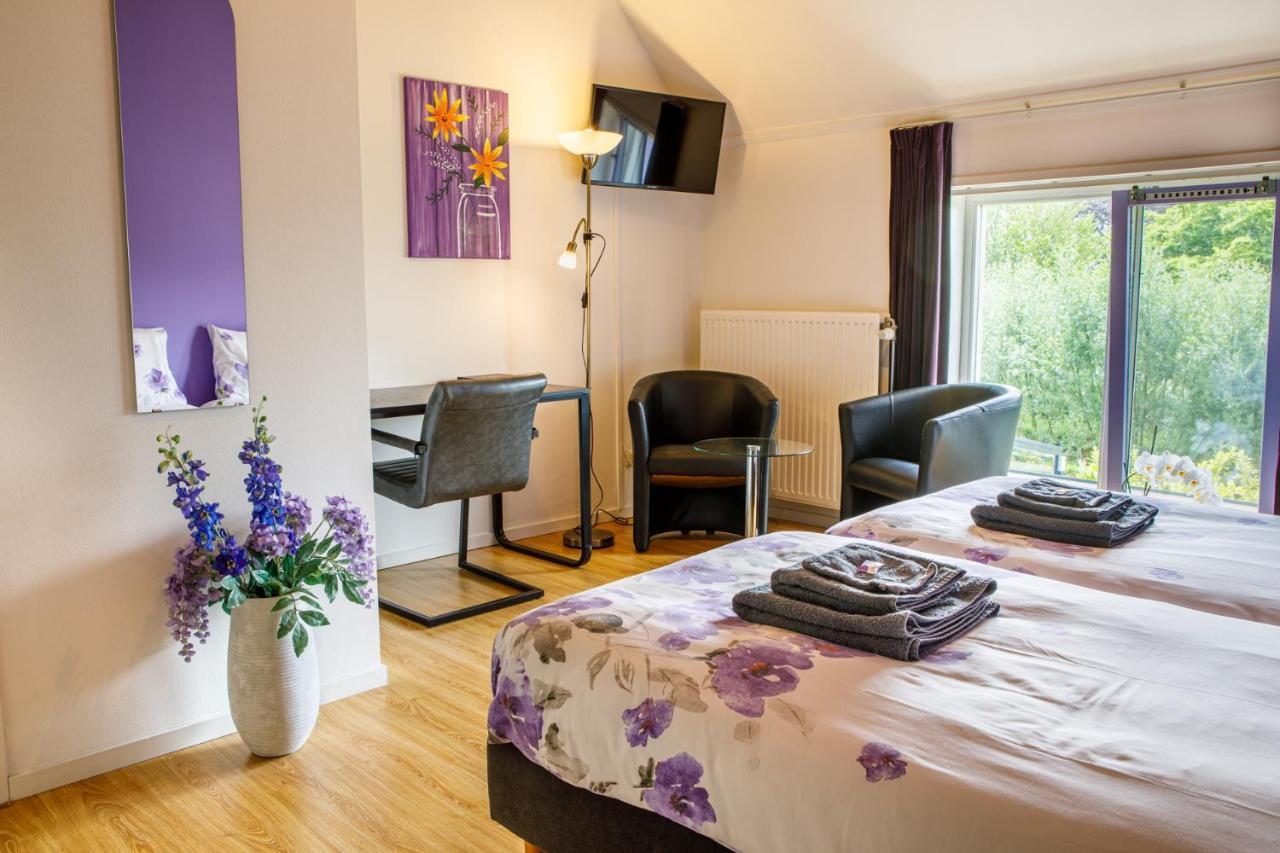 Tweepersoonskamer met 2 Aparte Bedden en Badkamer