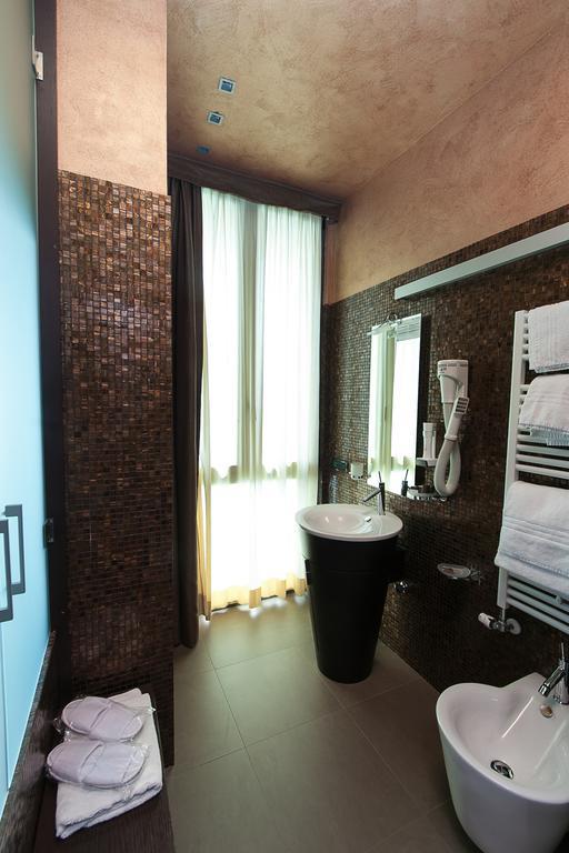 Suite with Lake View and Hot Tub