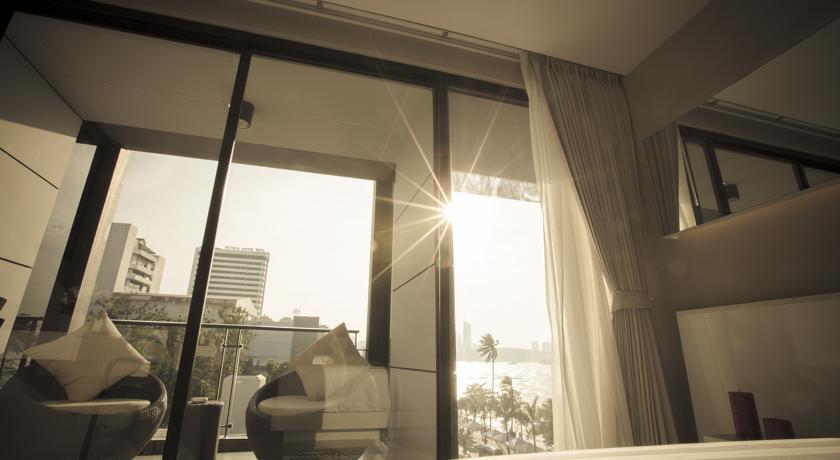 Deluxe Double Room with Partial Sea View