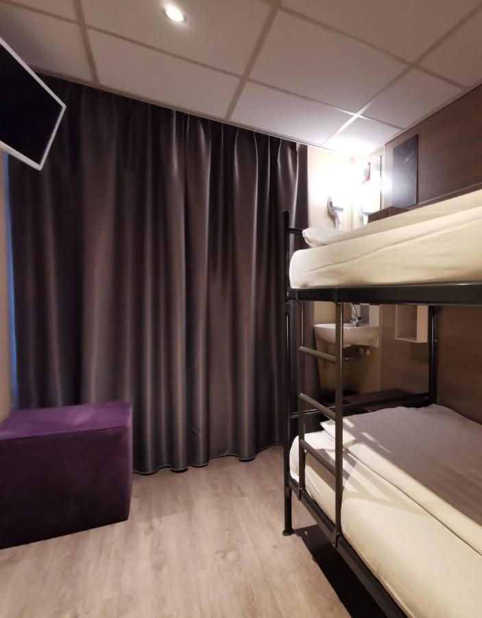 Chambre Lits Jumeaux avec Salle de Bains Commune