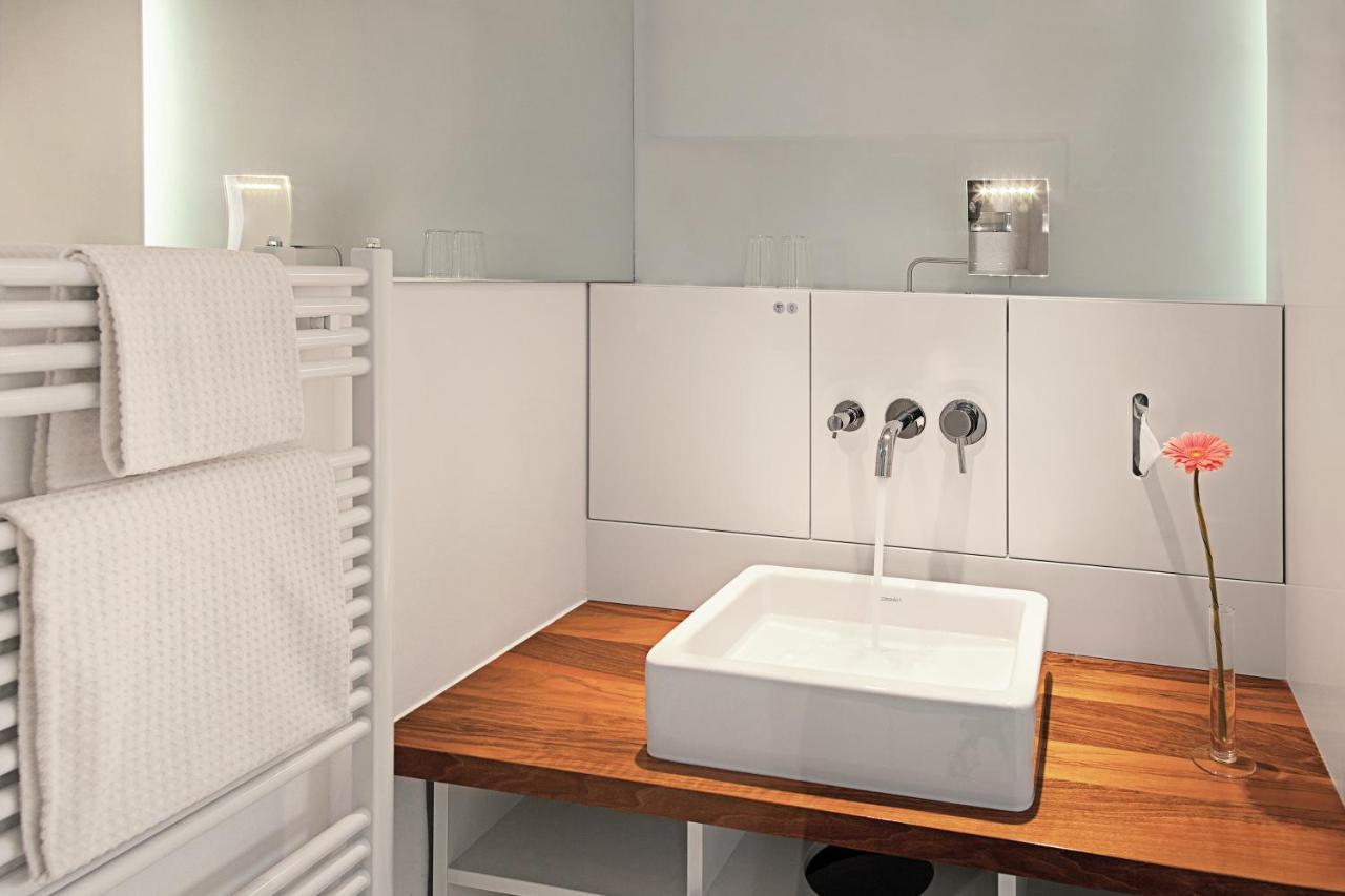 Comfort Queen Room with Courtyard and Shower