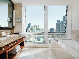 Deluxe con cama extragrande, cocina y vistas a la ciudad