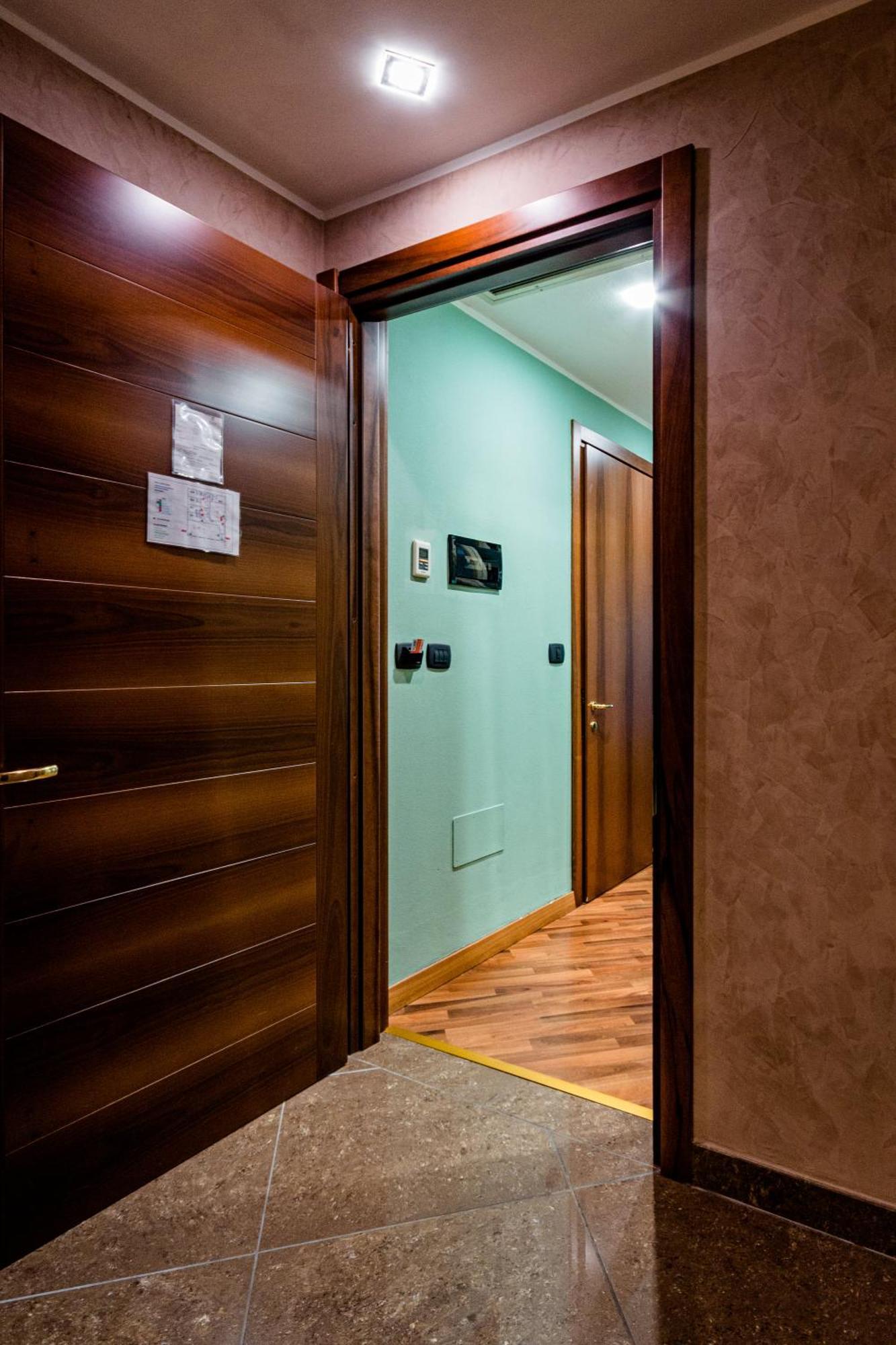 Chambre Lit King-Size avec Douche Accessible en Fauteuil Roulant - Adaptée aux Personnes à Mobilité Réduite