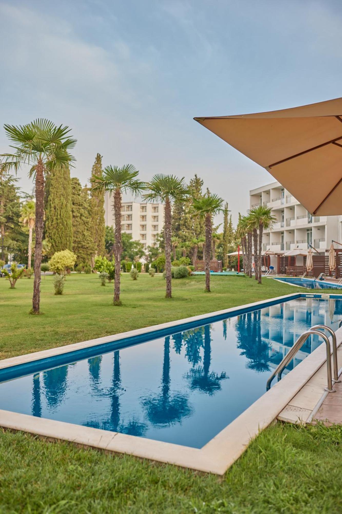 Suite Familiare con 2 Camere da Letto e Accesso Diretto alla Piscina