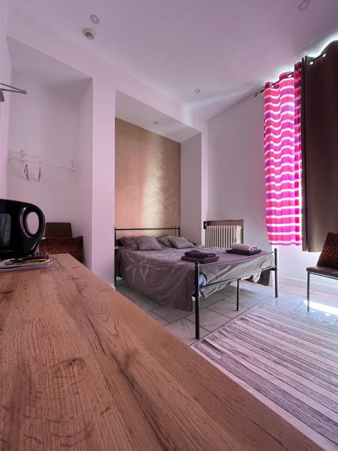 Chambre Simple avec Toilettes Communes et Douche Privée
