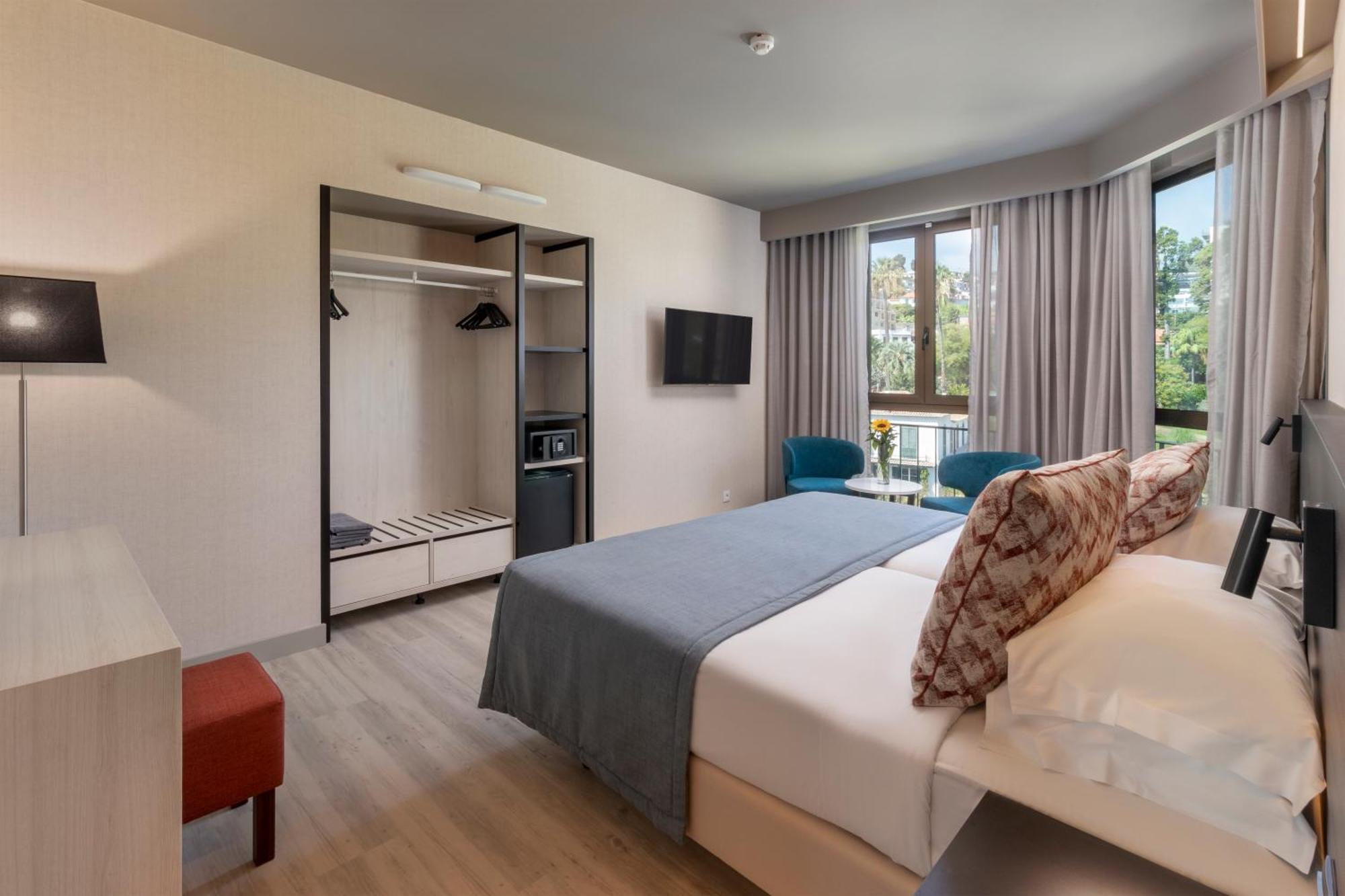 Quarto com Cama de Casal ou 2 de Solteiro e Vista do Jardim