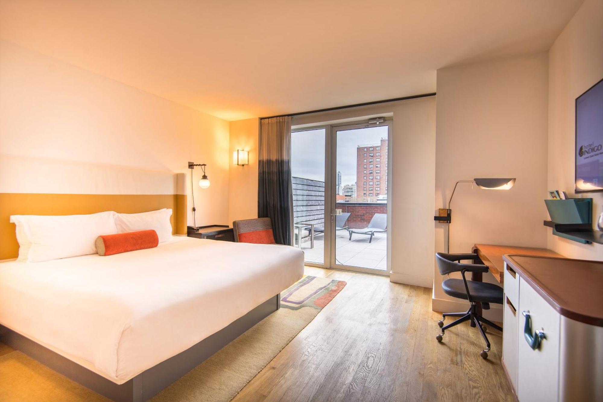 Premium con cama extragrande, vistas a la ciudad y balcón