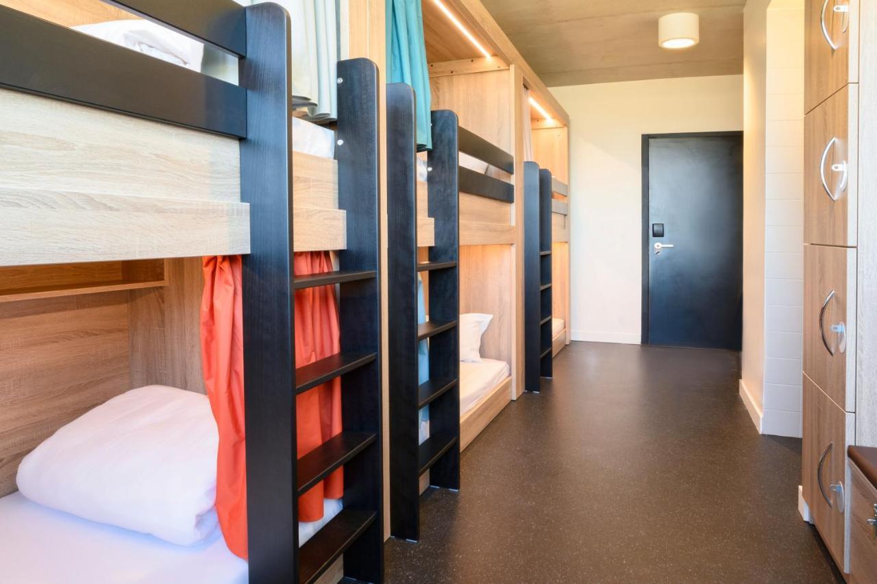 Cama em Dormitório Misto com 8 Camas