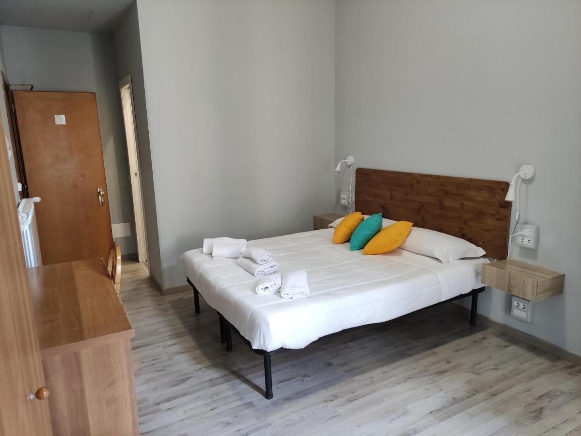 Habitación con cama extragrande y balcón