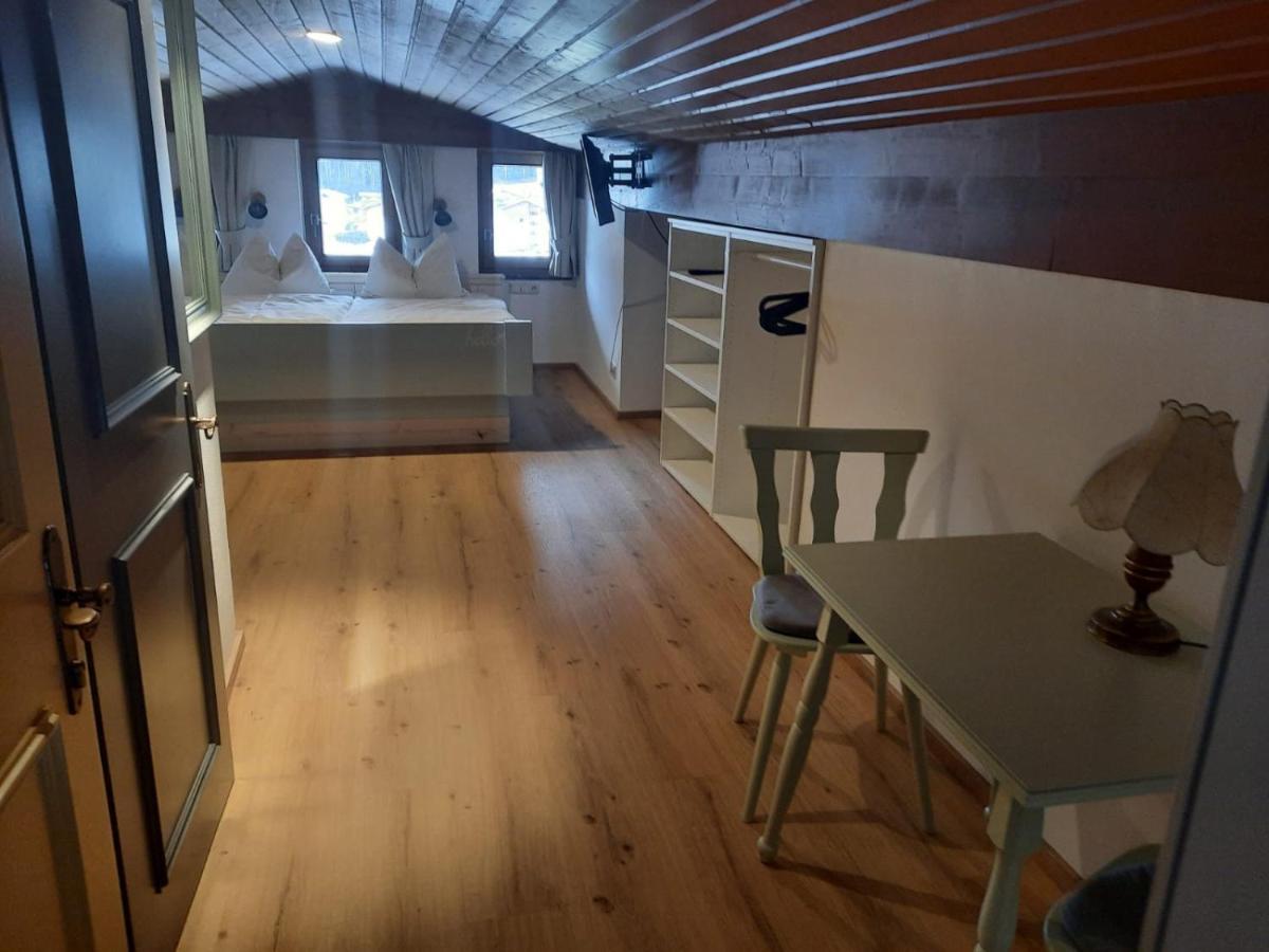 Gemütliches Dachzimmer mit geringerer Raumhöhe
