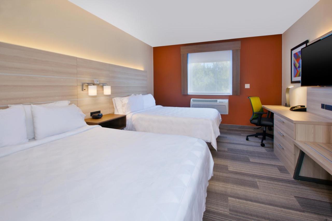Standard Queen Room with Two Queen Beds and Mobility Accessible Tub
