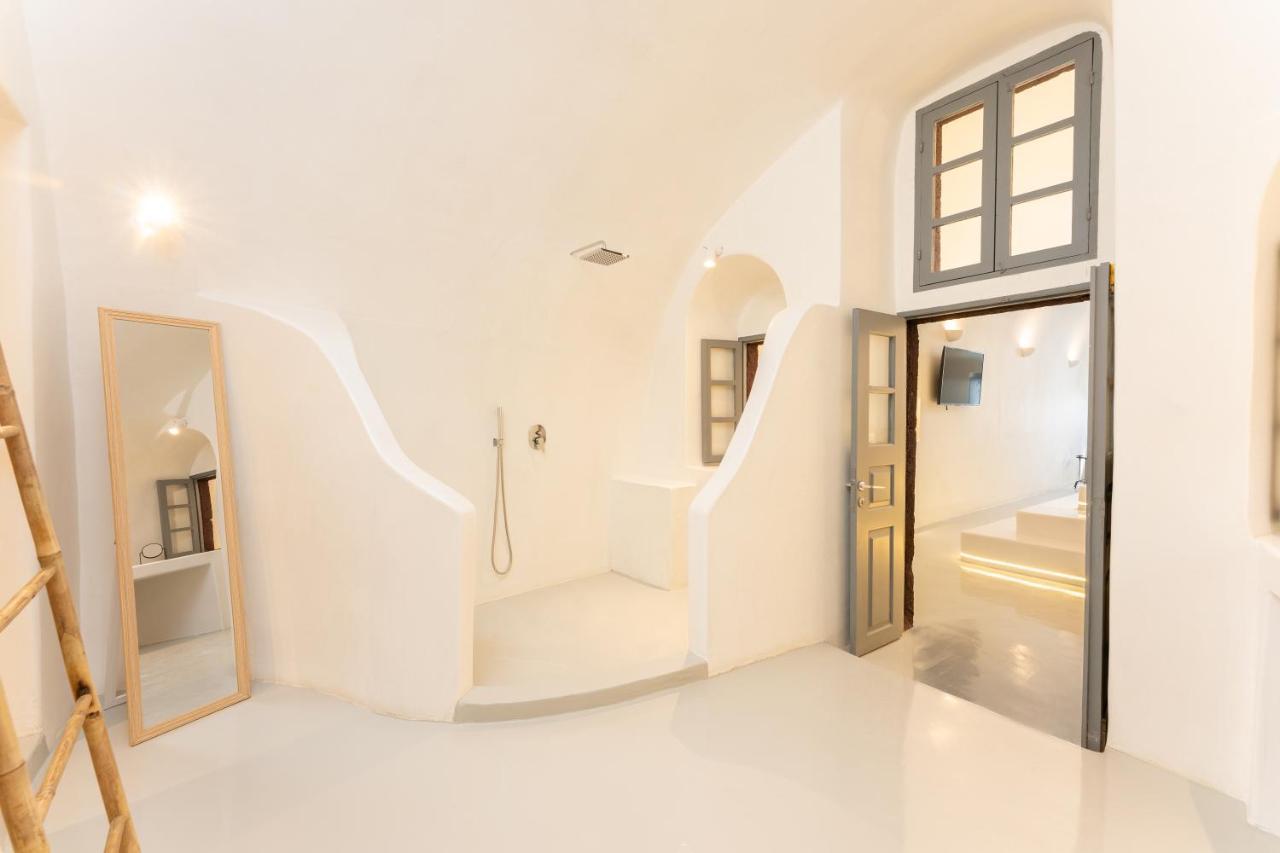 Grand Suite mit Blick auf die Caldera und Whirlpool im Freien - eigene Terrasse