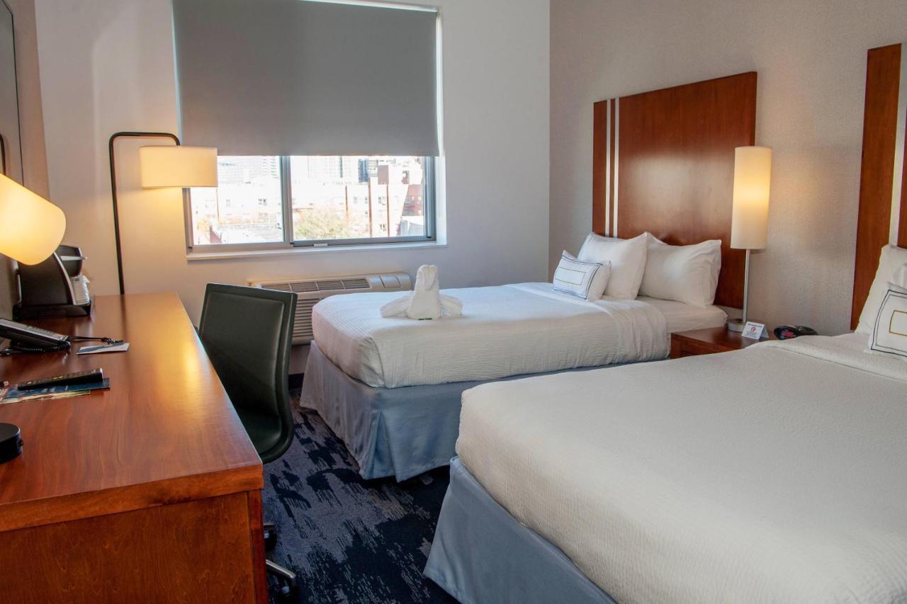 Chambre Double avec 2 Lits Doubles et Balcon