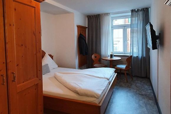 Single Room with own Shower and Shared Toilet