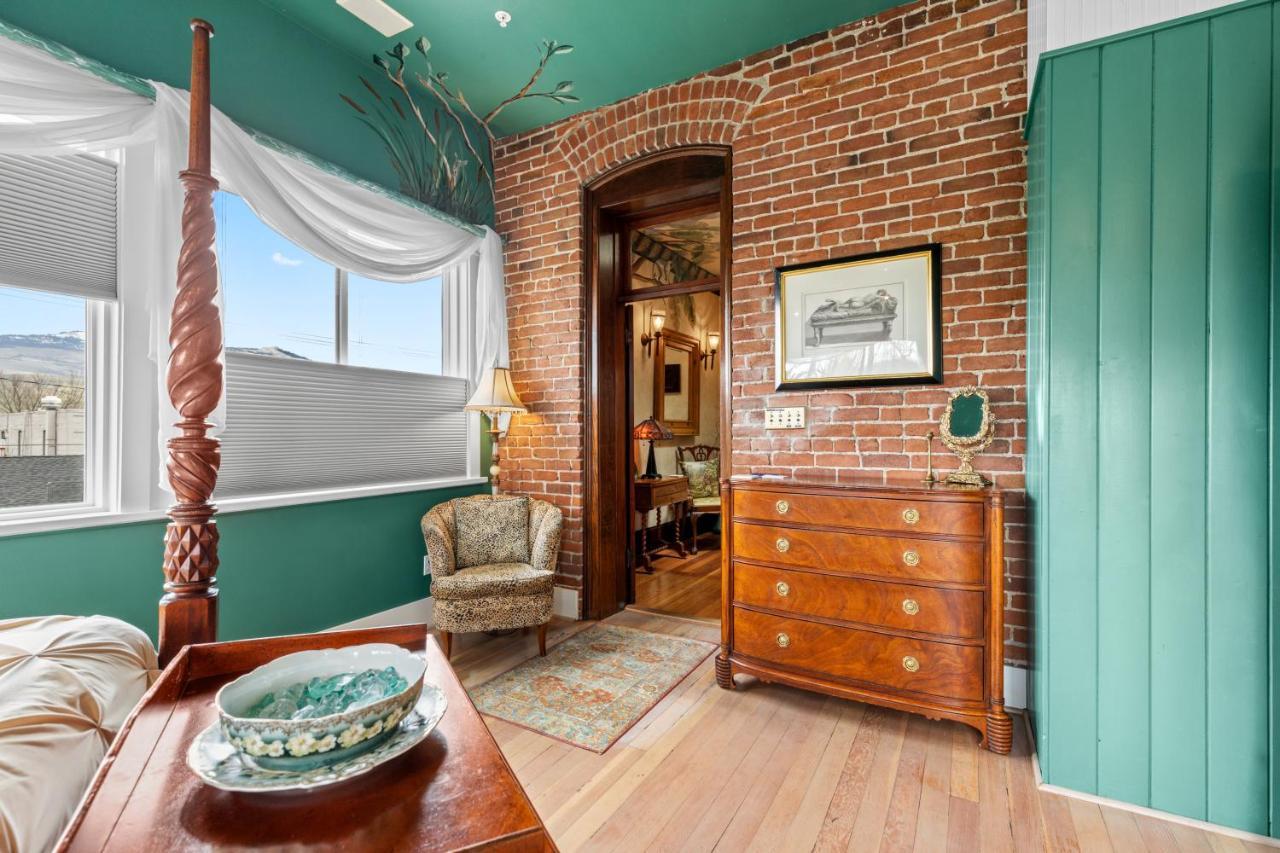 Deluxe Queen Studio