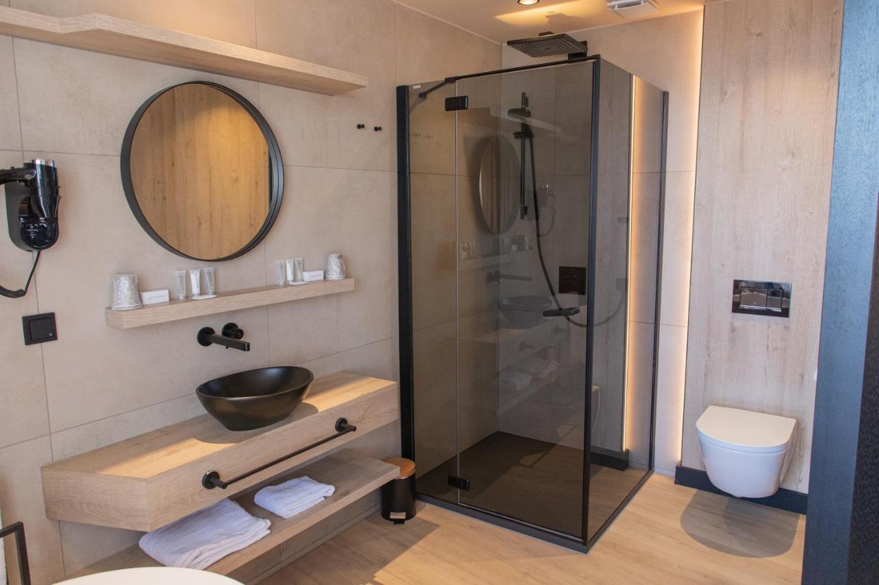 Comfort Room With Bathtub