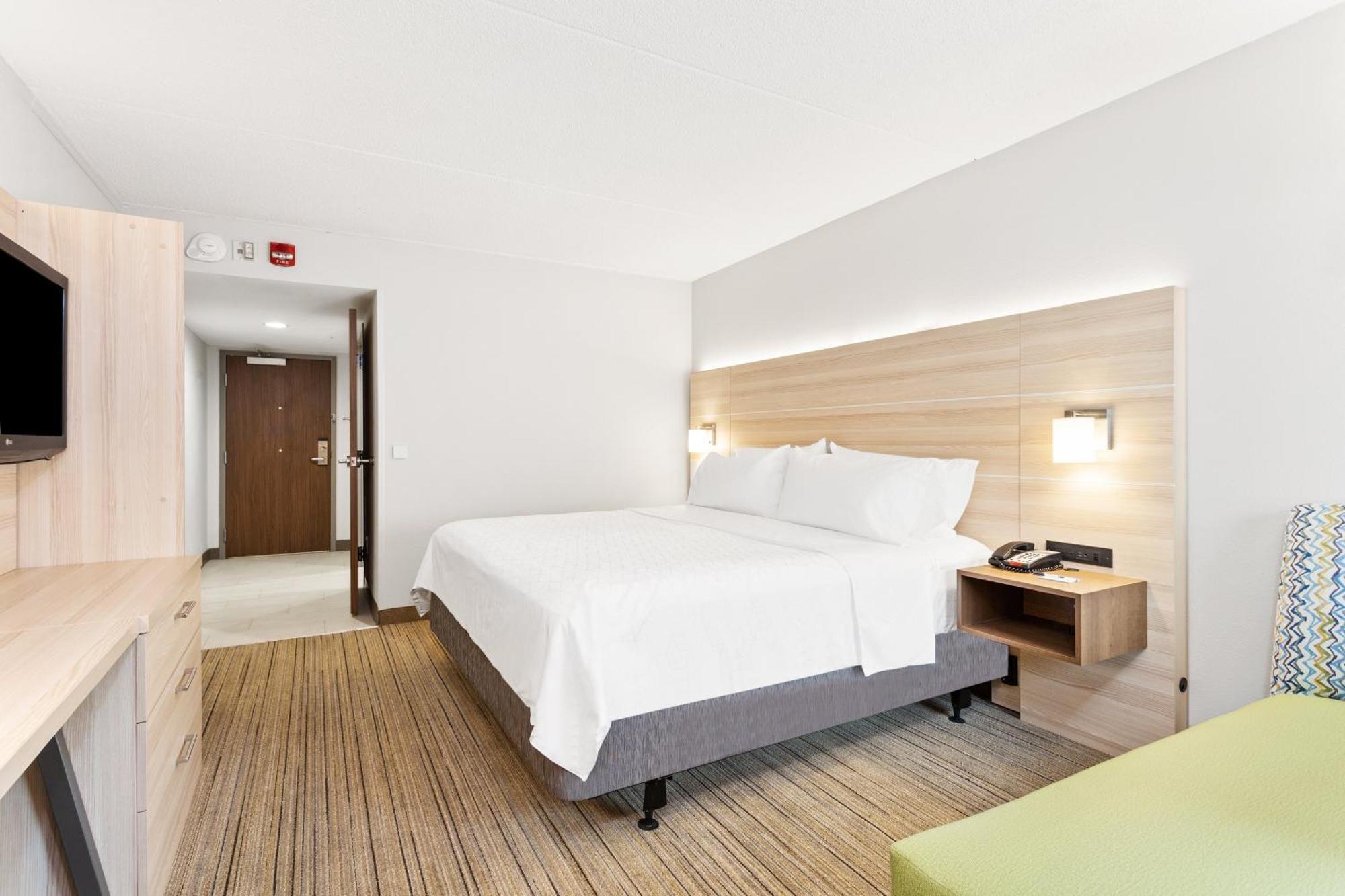Standard King Room with Roll-In Shower - Mobility Access