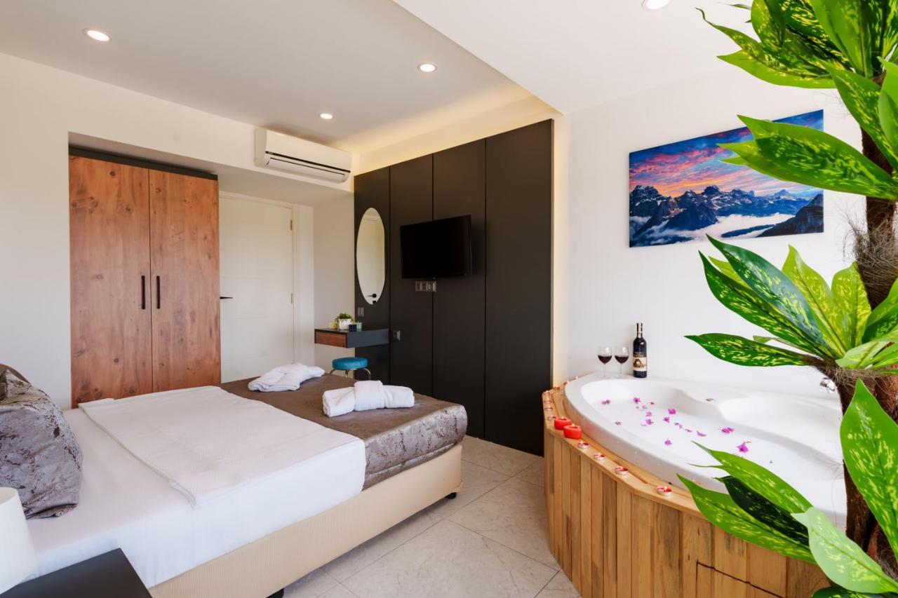 Queen Suite with Spa Bath
