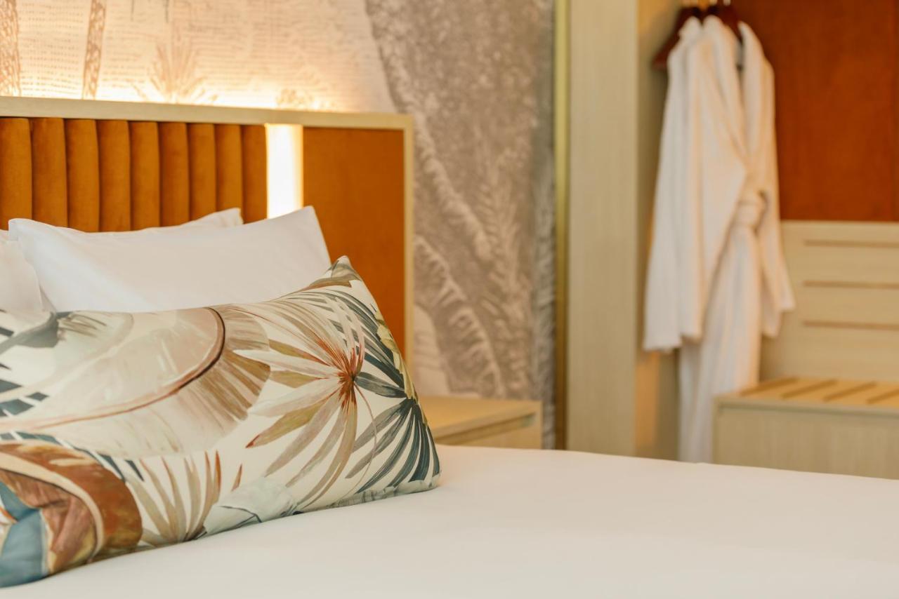 Amora Balcony Suite