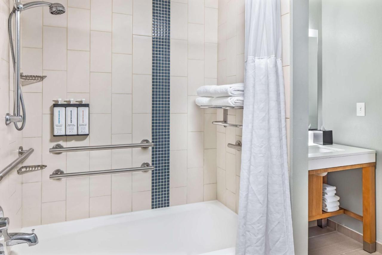 Chambre avec 2 Lits Queen-Size et Canapé-Lit, Vue sur la Ville et Baignoire - Accessible aux Personnes à Mobilité Réduite