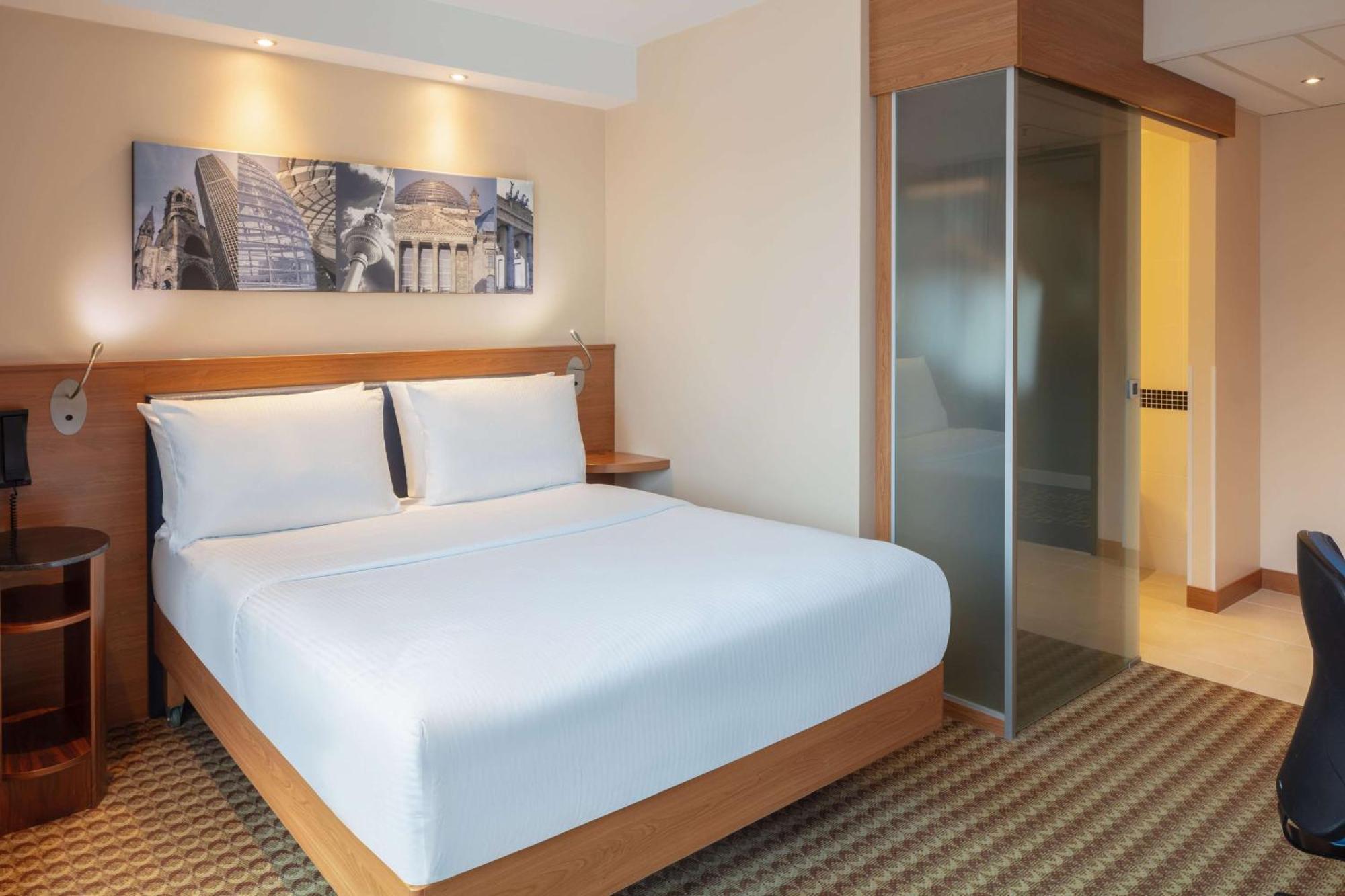 Habitación con cama grande y balcón