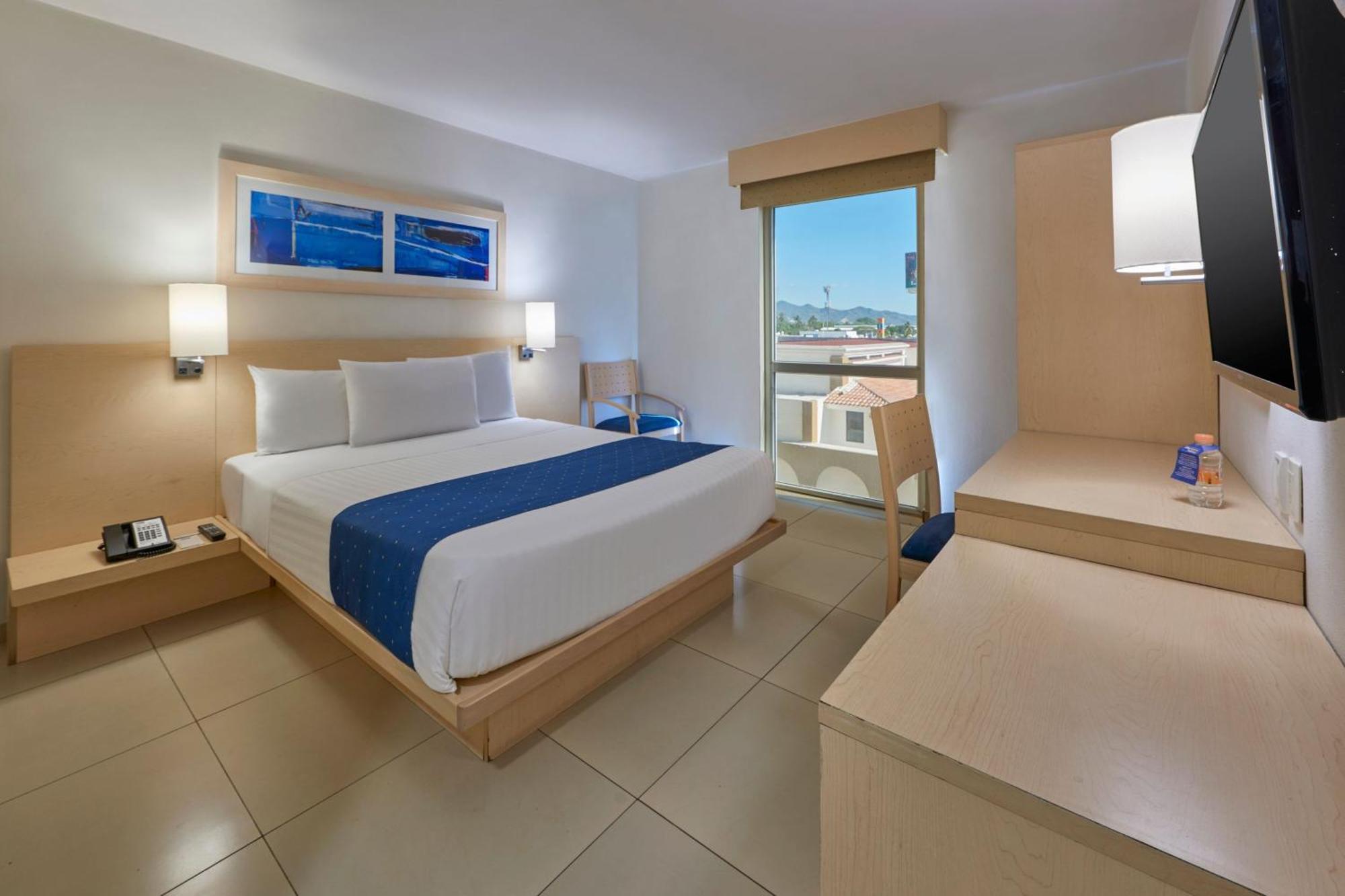 Habitación con cama grande