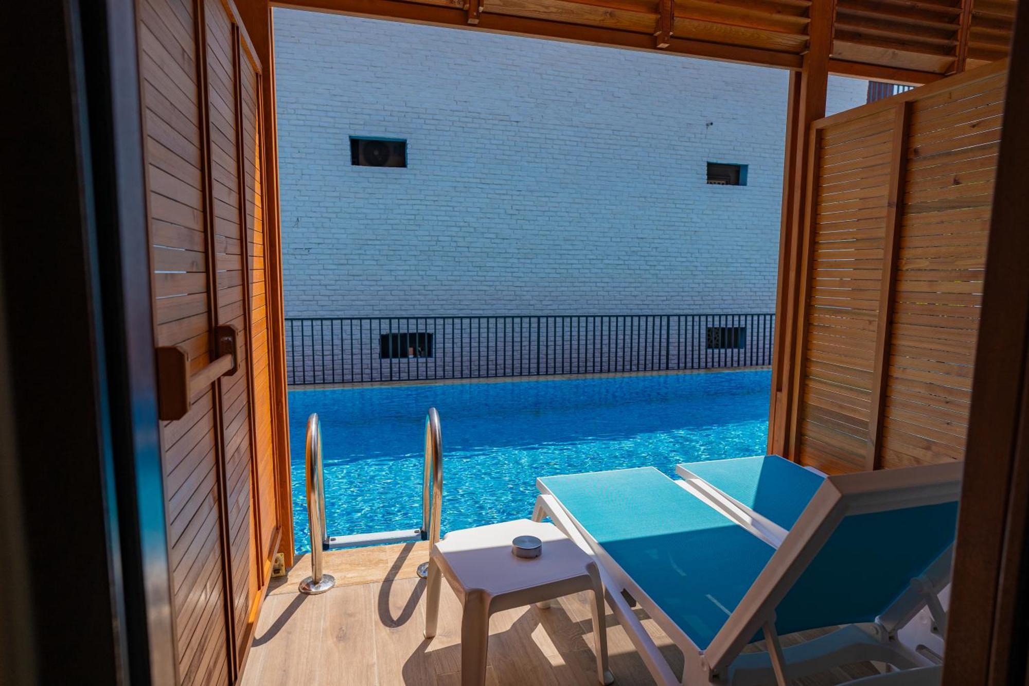 Chambre Double ou Lits Jumeaux de Luxe avec Accès Piscine