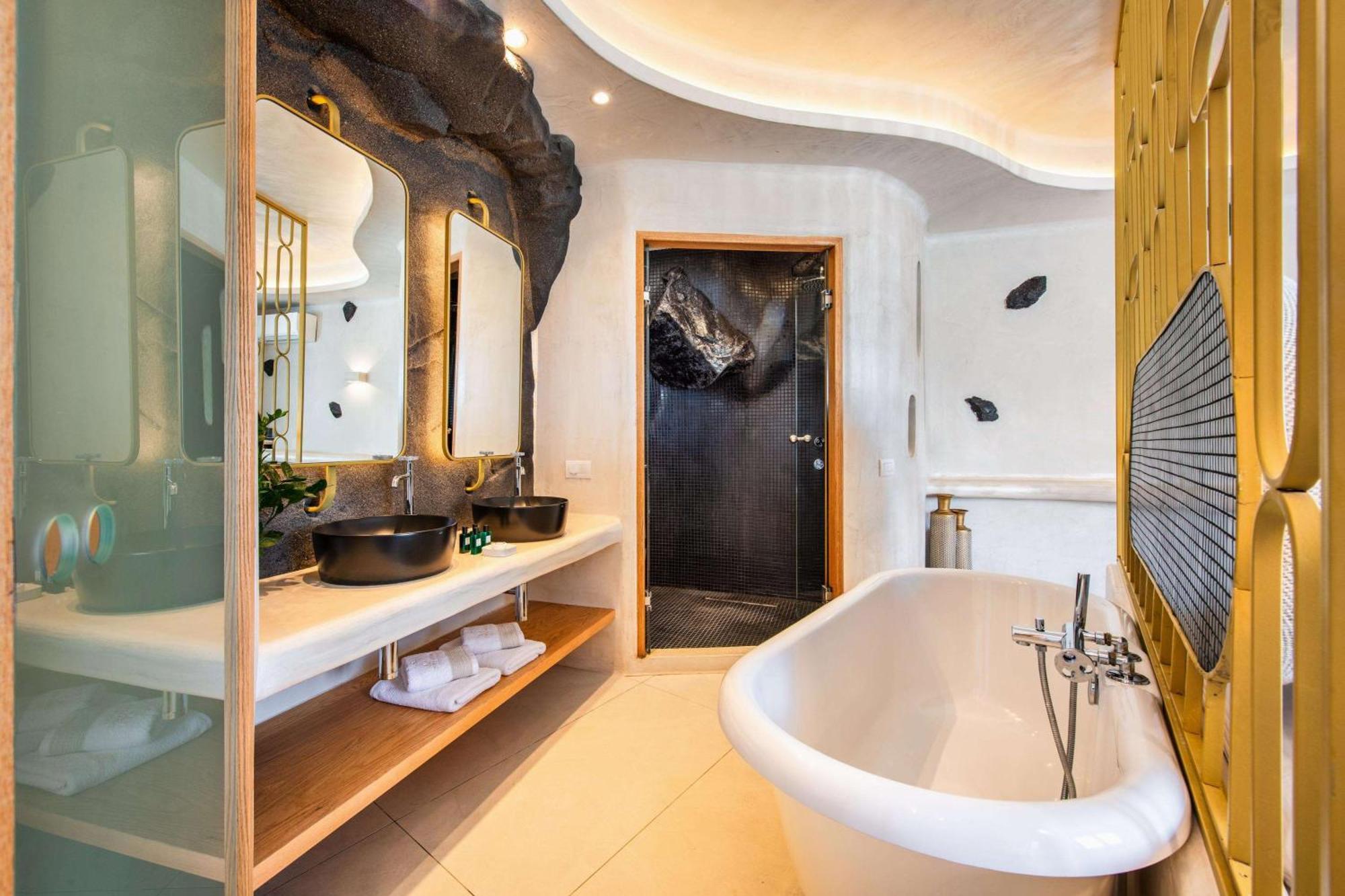 Superior Suite with outdoor Hot Tub and Caldera View
