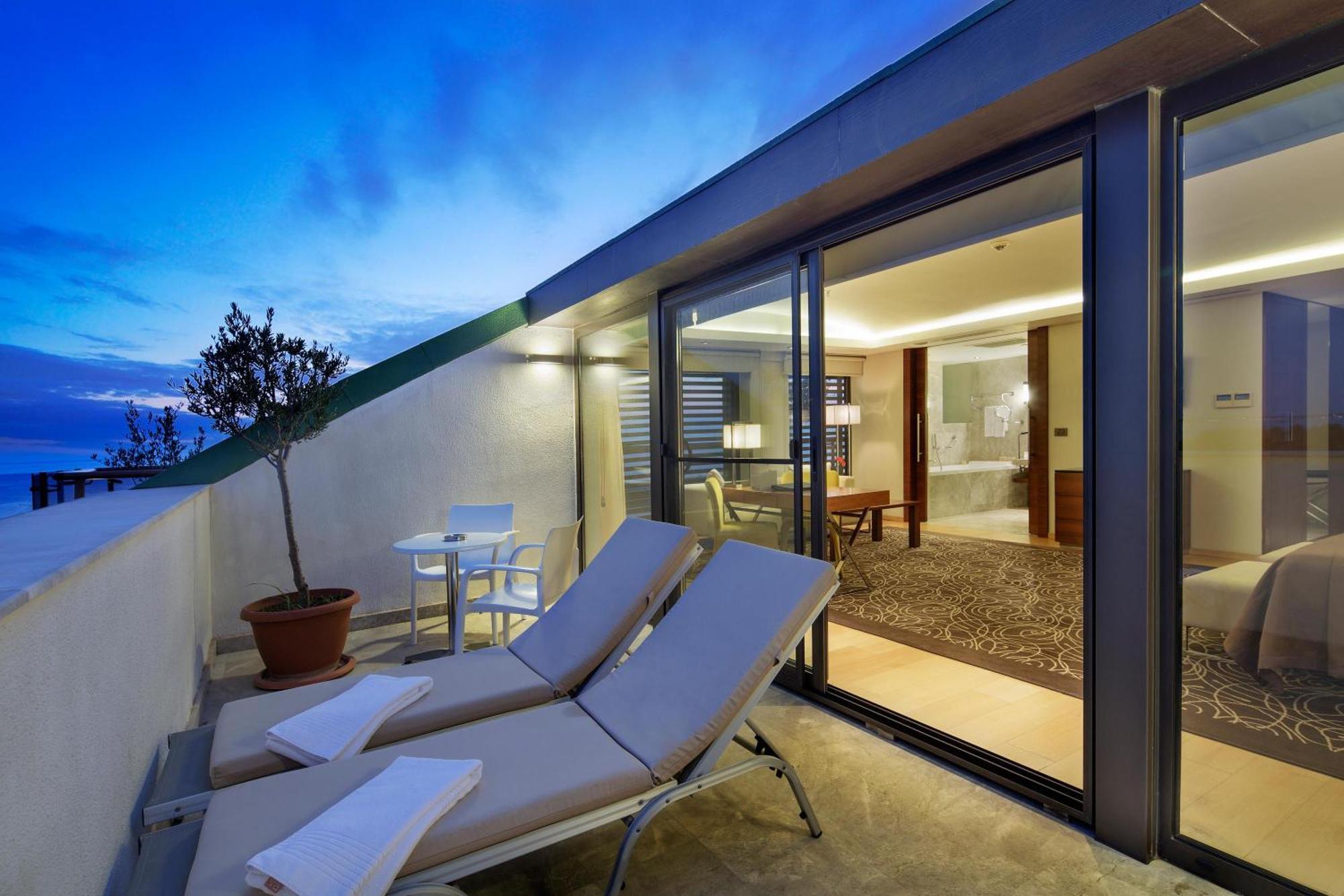 Suite Junior con vistas parciales al mar