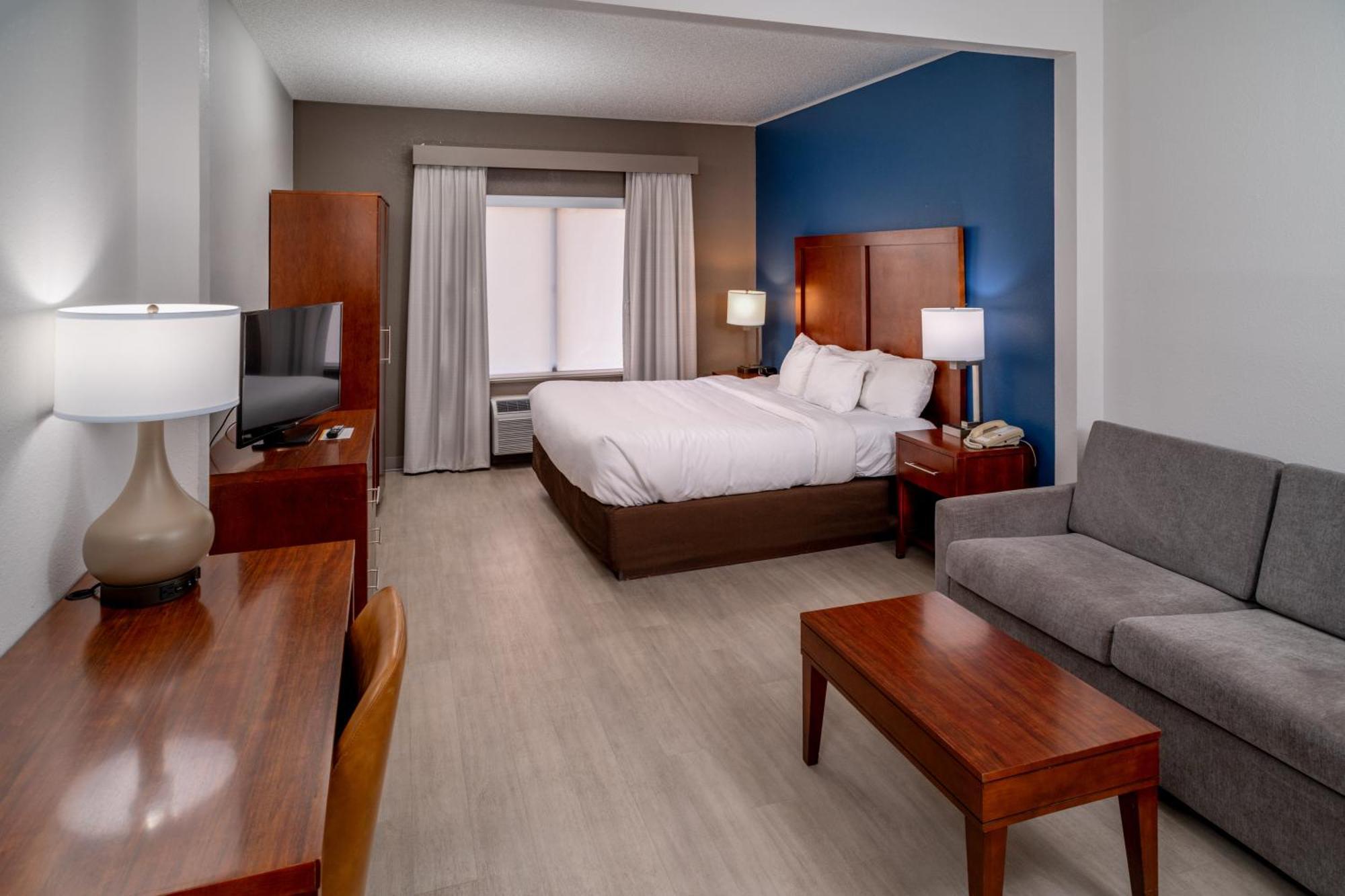 King Suite - Accessible/Non-Smoking