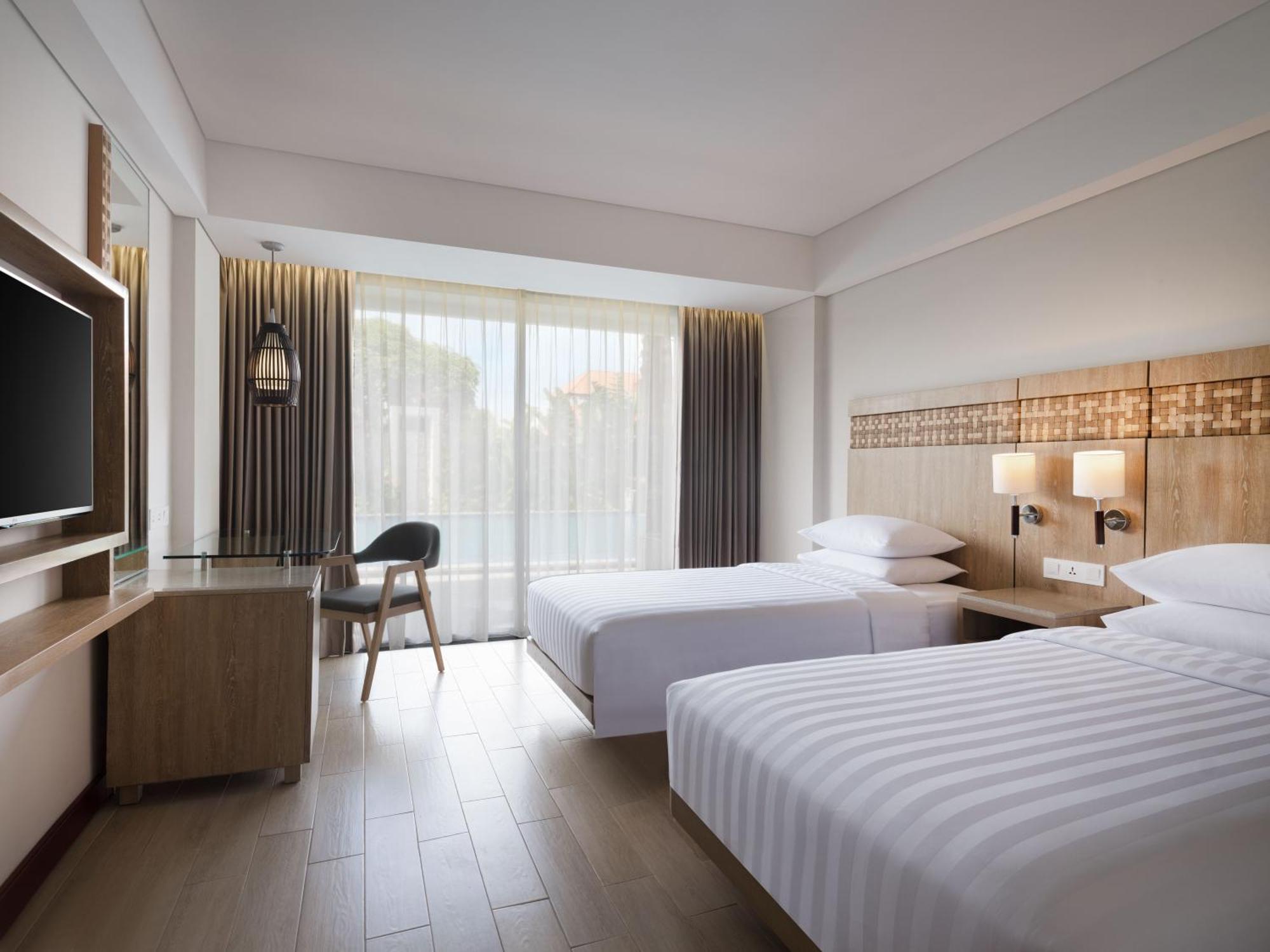 Deluxe Twin Room with Terrace and Free Shuttle Service to Double-Six Beach