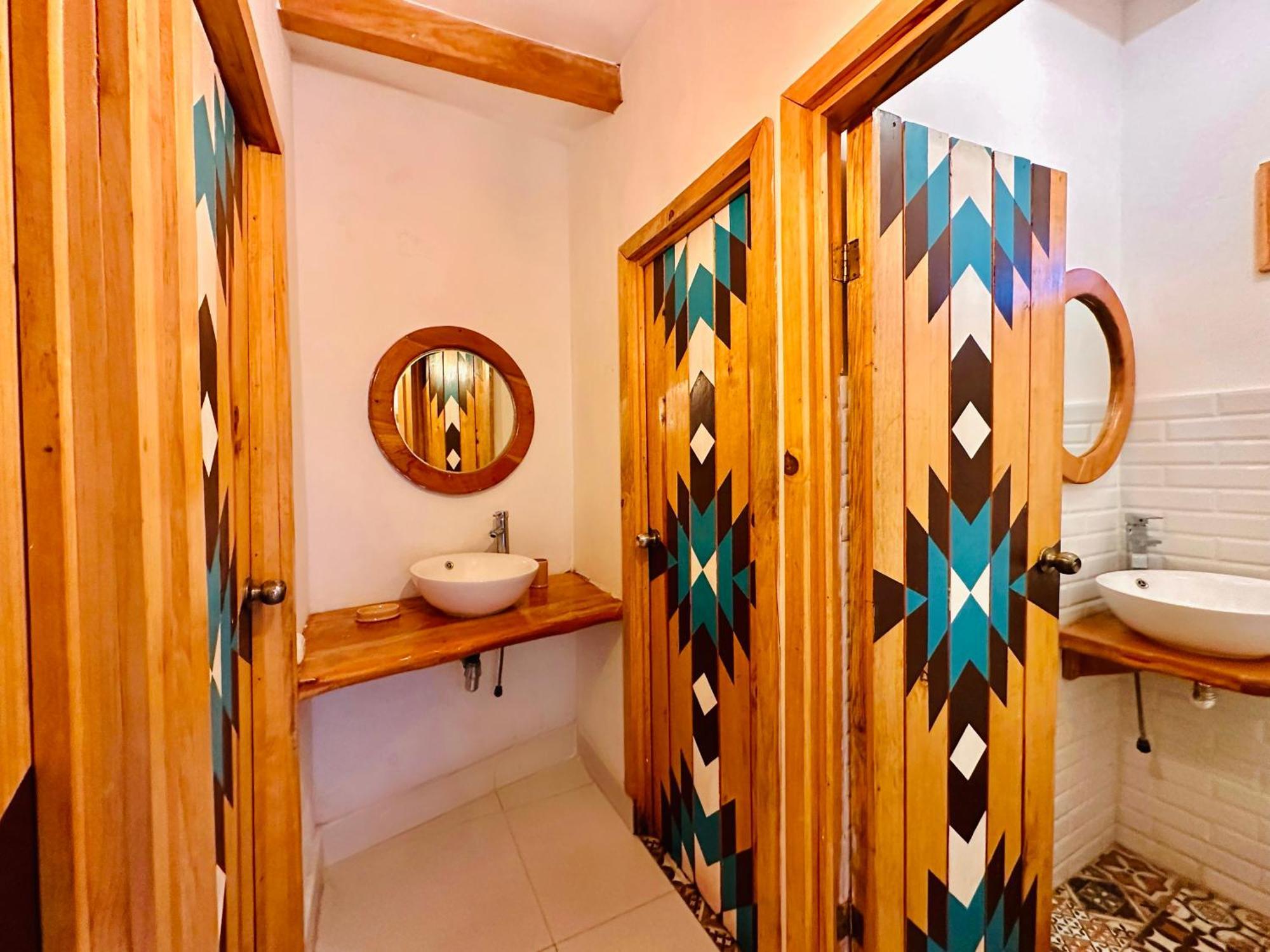 Lit Simple dans Dortoir Mixte
