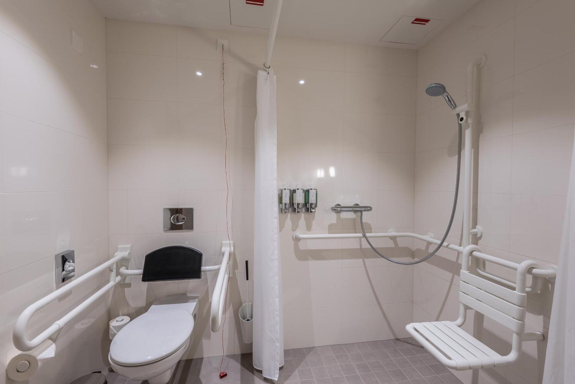 Habitación con cama grande adaptada para personas de movilidad reducida