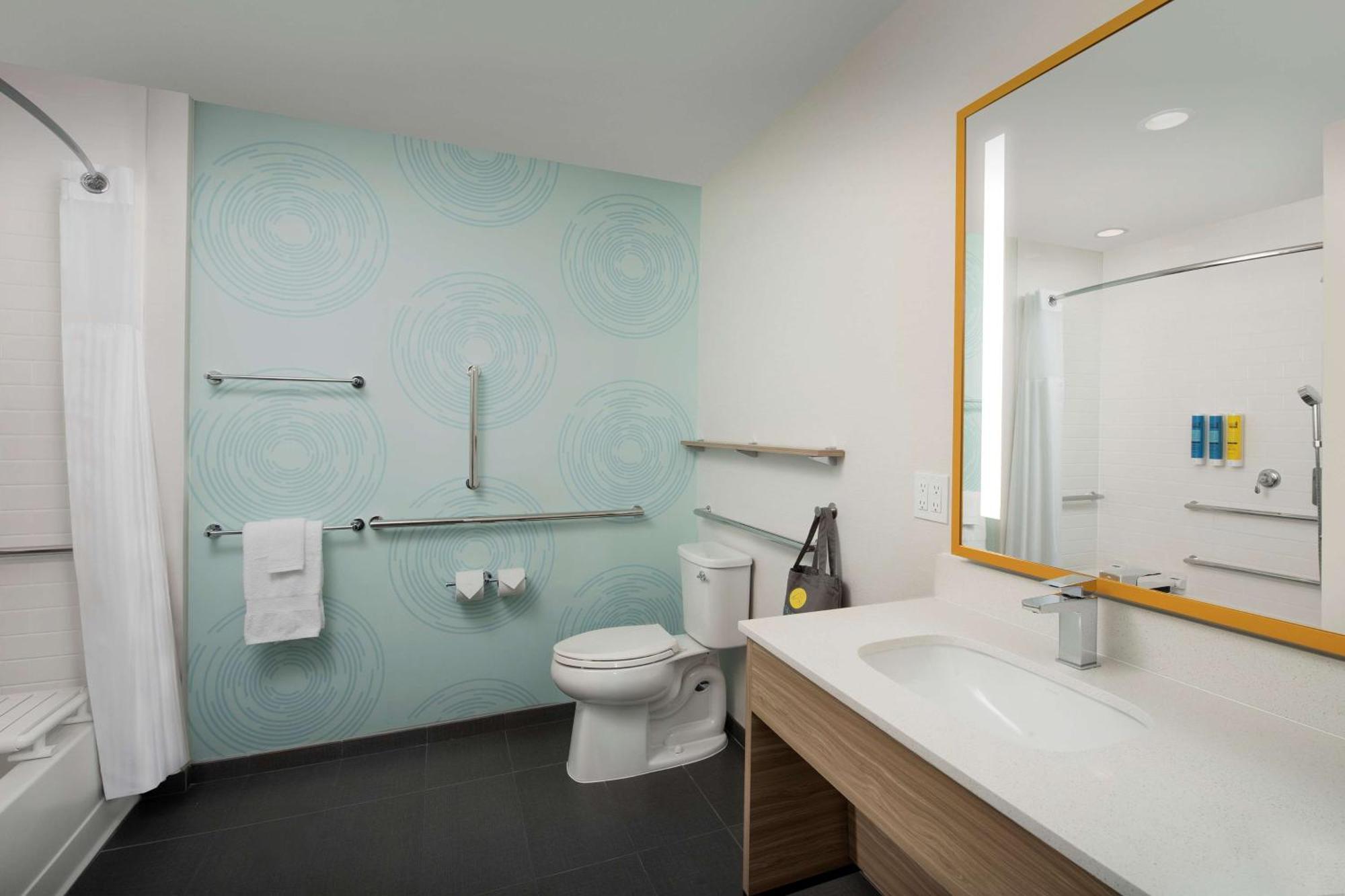Zimmer mit 2 Queensize-Betten und Badewanne, barrierefrei
