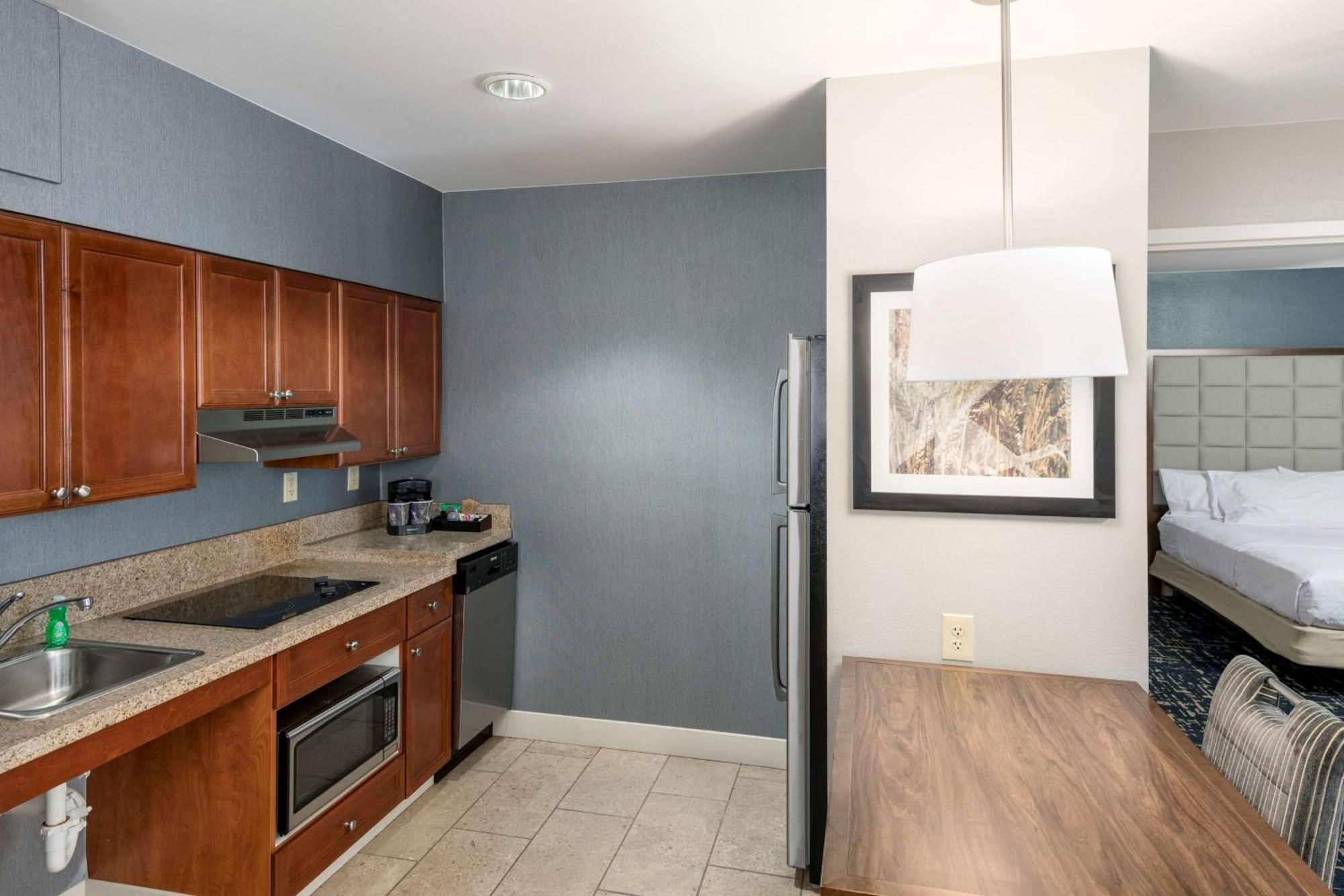 King Suite - Mobility Access/Non-Smoking