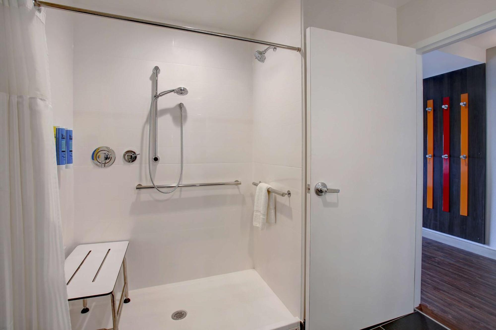 King Room with Roll-In Shower - Mobility Access