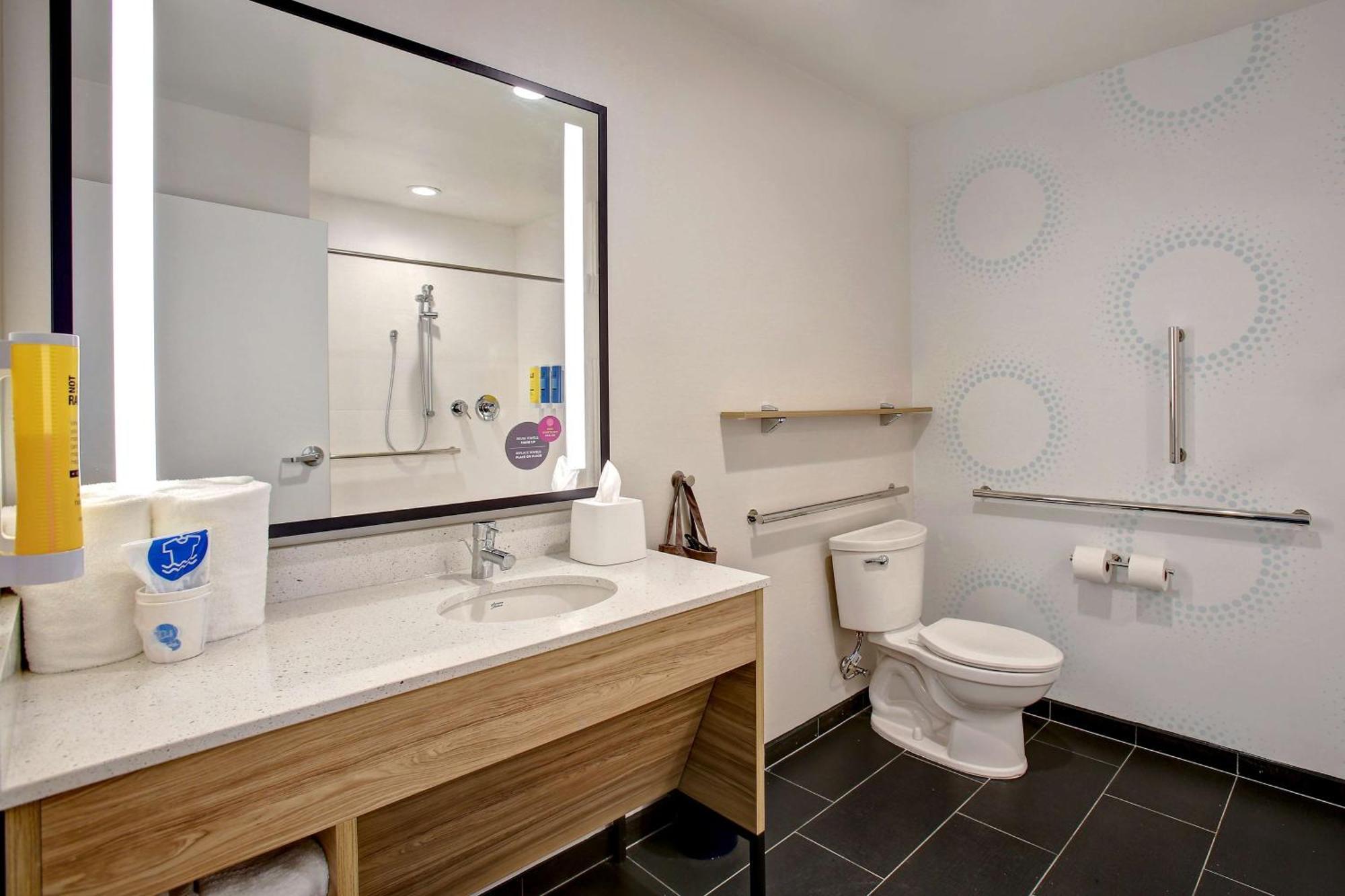 Queen Room with Two Queen Beds and Roll-In Shower - Mobility Access