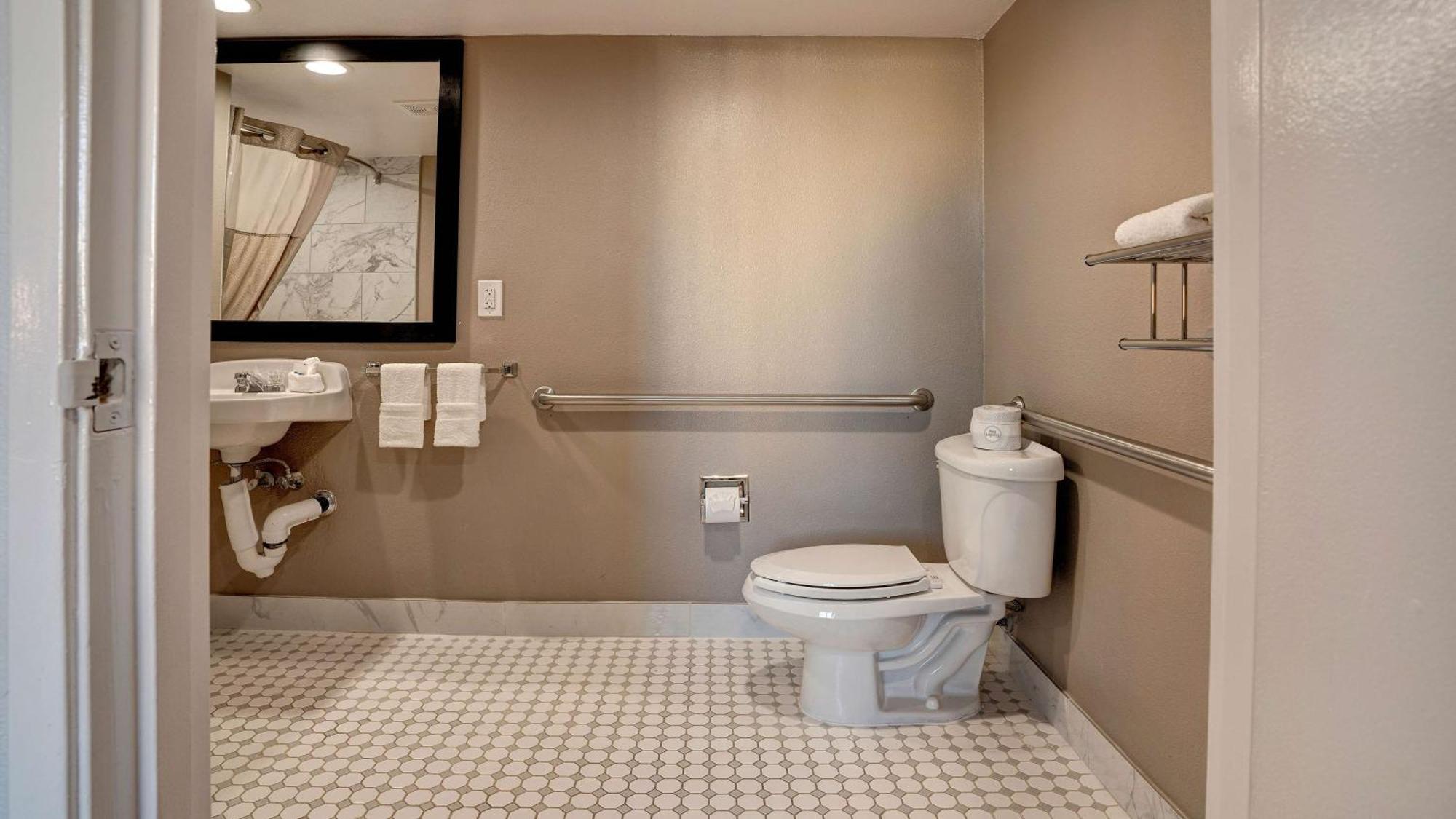 Vierbettzimmer – barrierefrei, rollstuhlgerechte Dusche
