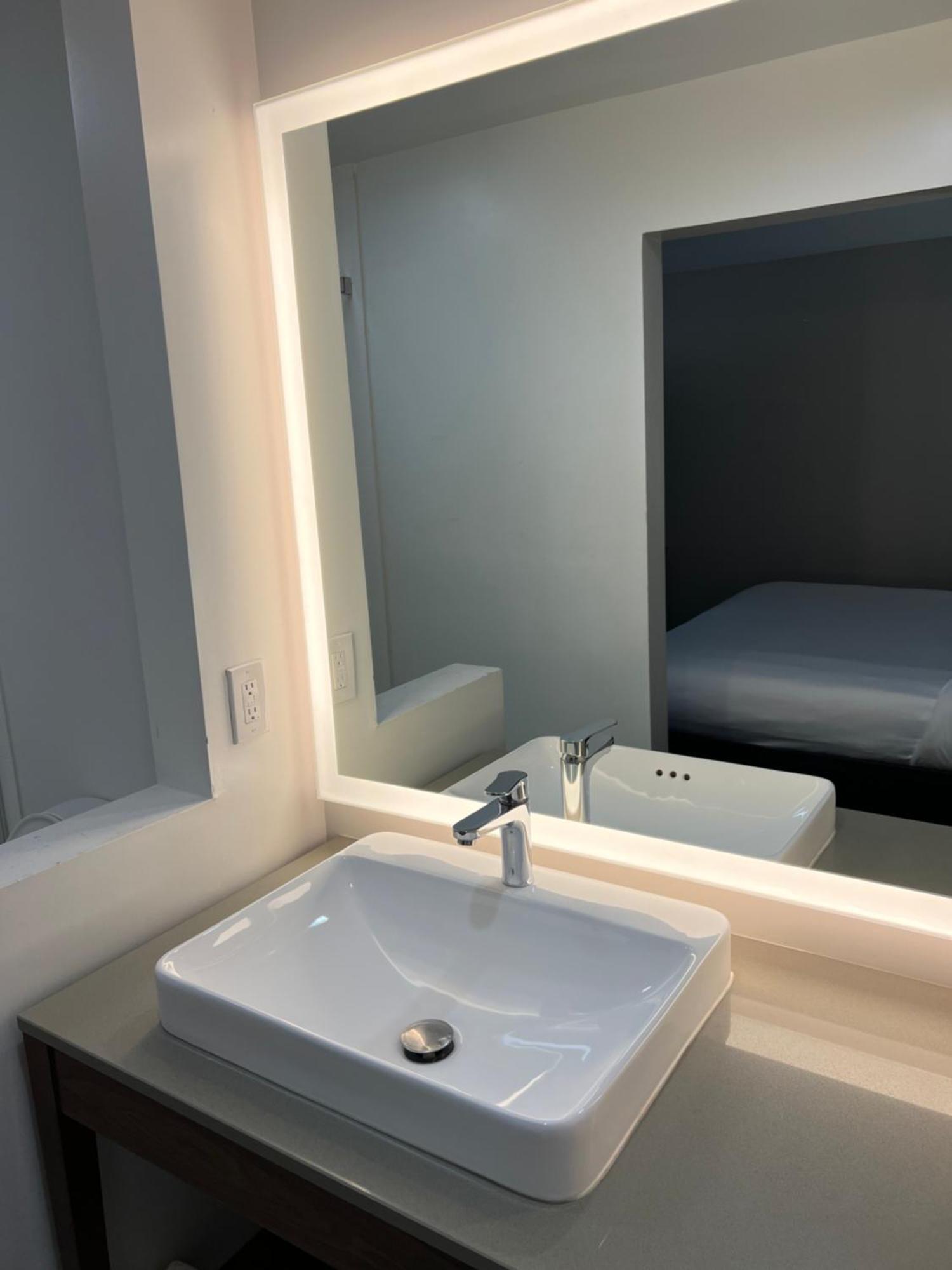 One-Bedroom King Suite - Non-Smoking