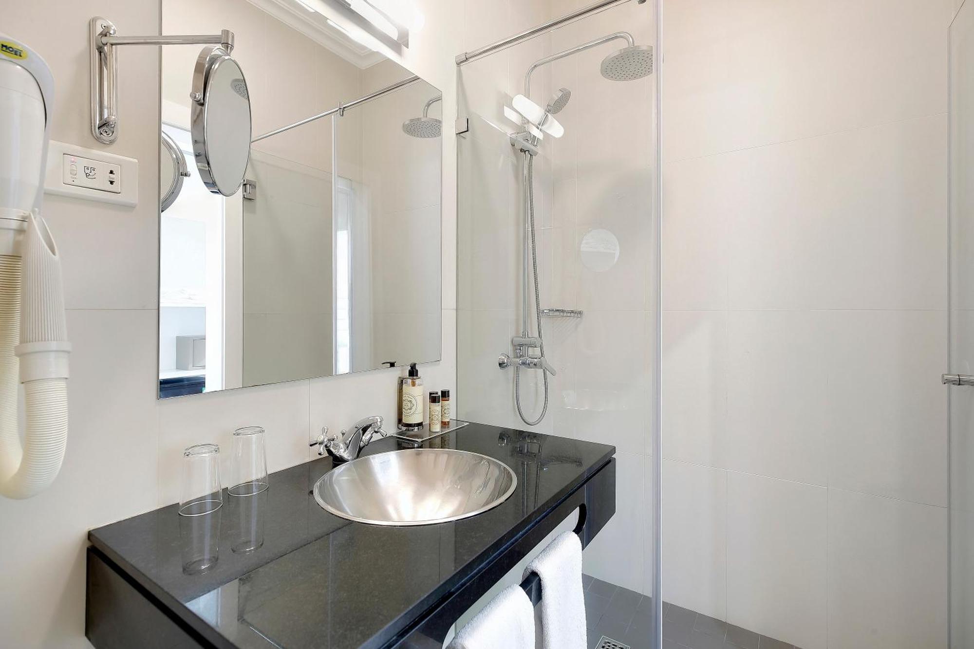 Quarto Twin com Vista Mar e Terraço Público