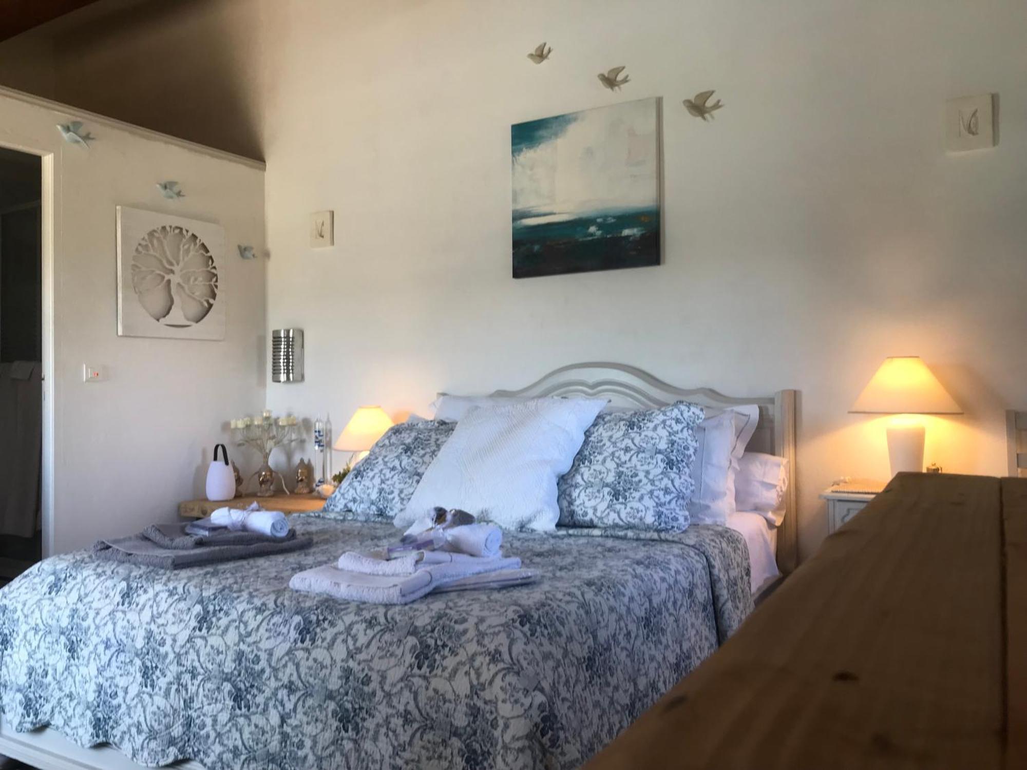 Chambre Lit Queen-Size - Vue sur Piscine