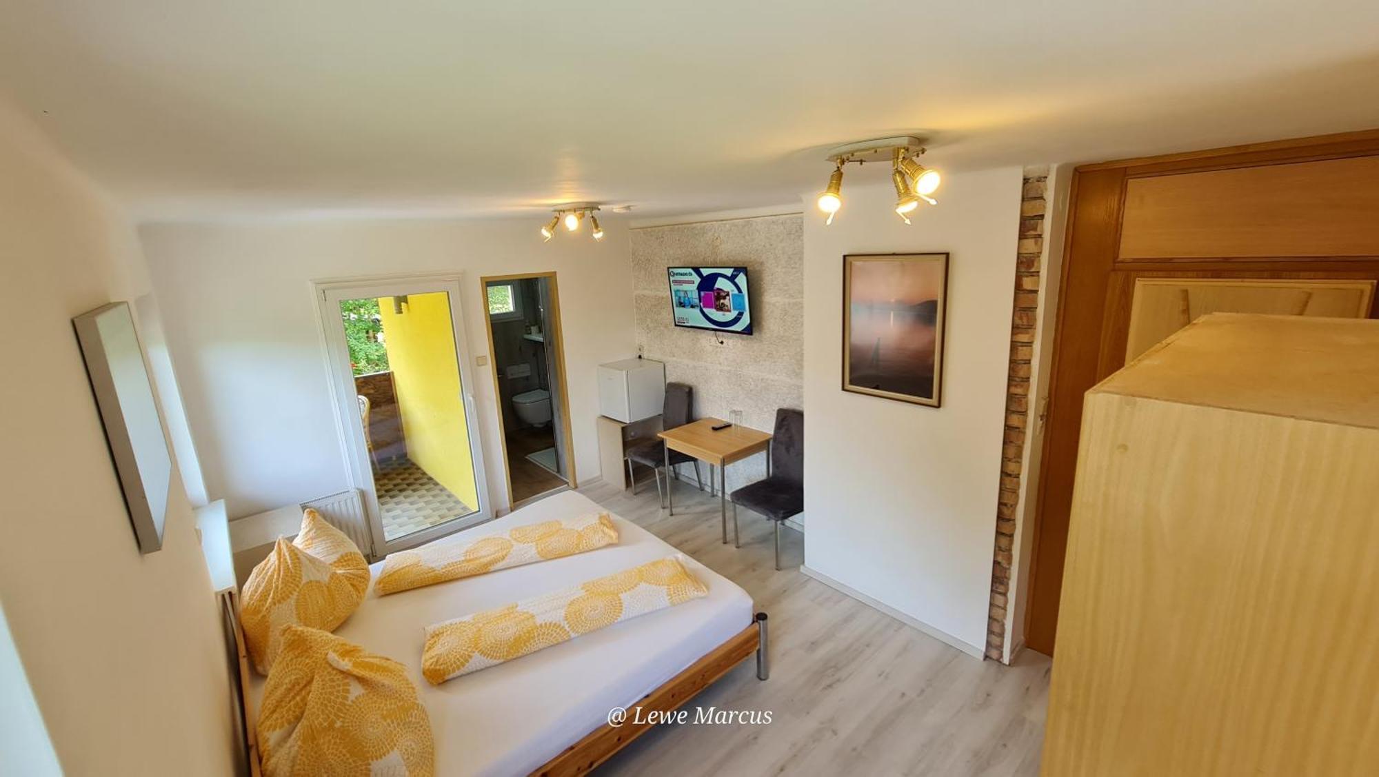 Doppel-/Zweibettzimmer mit Balkon