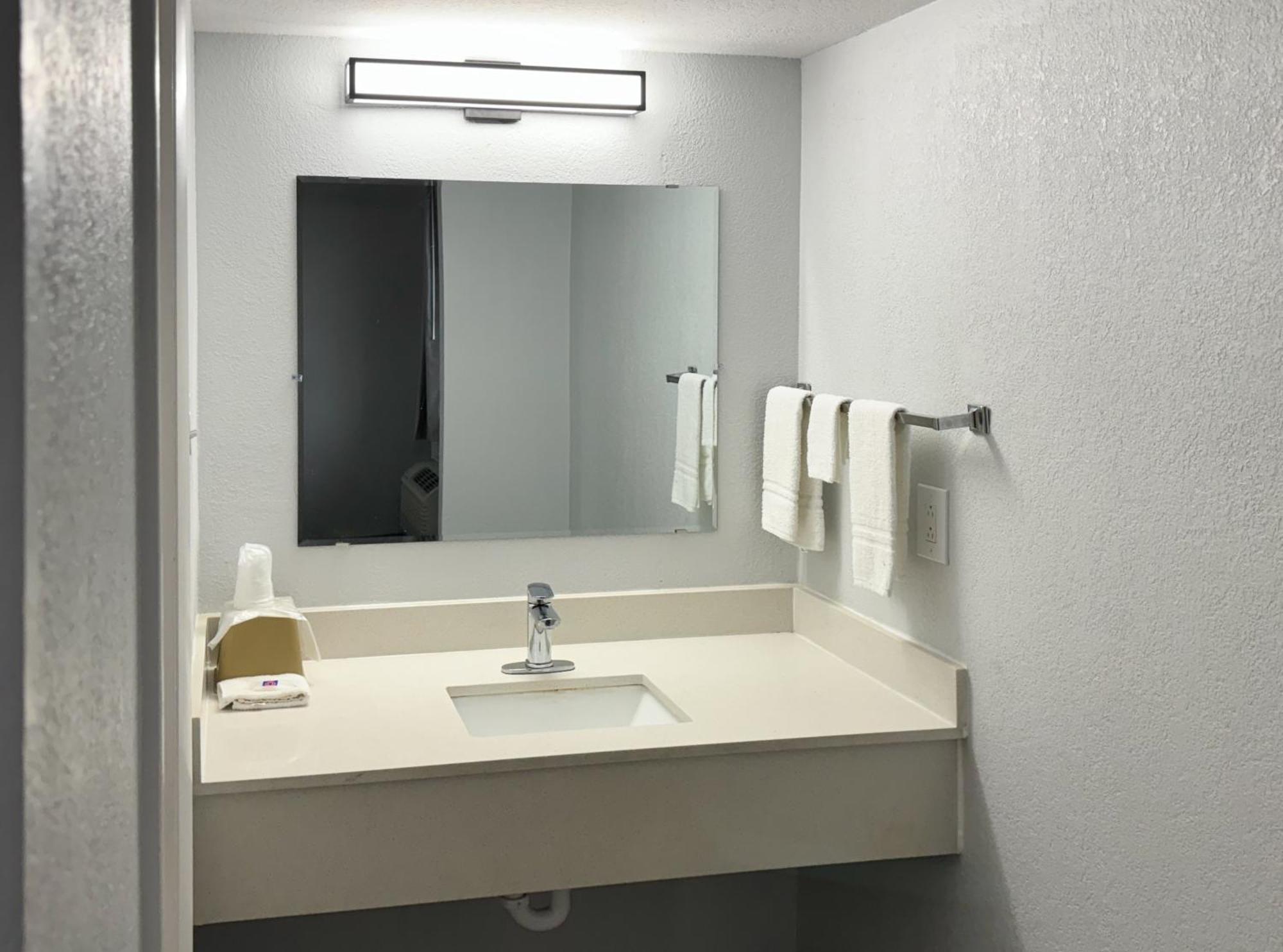 King Room with Roll-in Shower - Disability Access - smoking