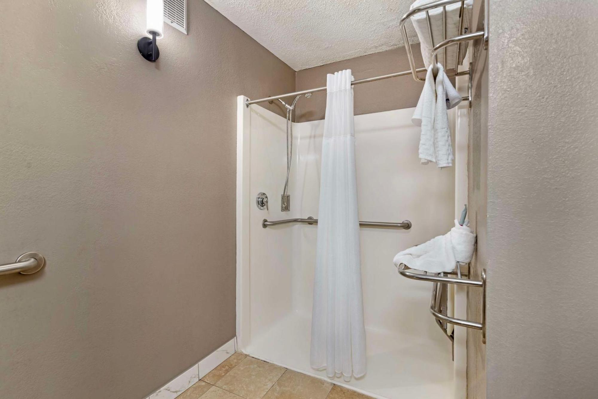 Chambre Lit King-Size avec Douche Accessible en Fauteuil Roulant - Adaptée aux Personnes à Mobilité Réduite