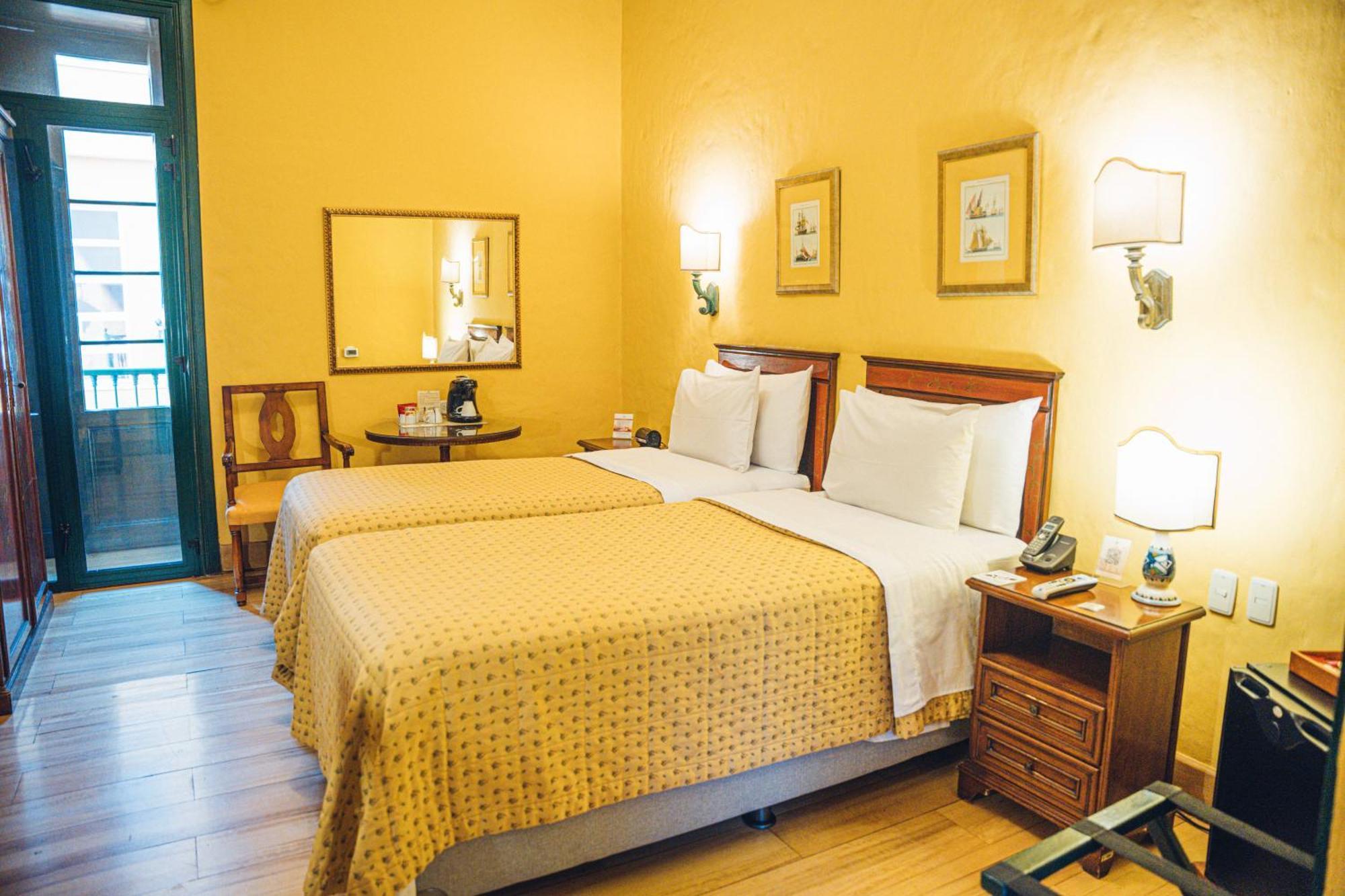 Quarto Grande com 2 Camas de Solteiro